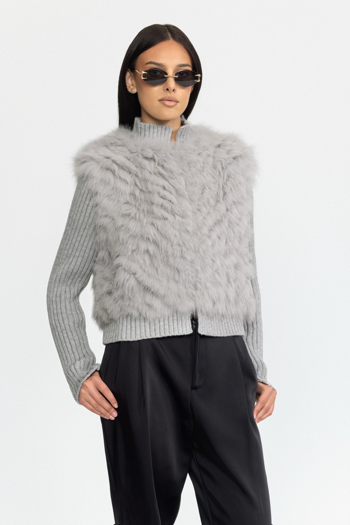 Veste en fourrure de renard tricotée avec manches en maille côtelée - Gris