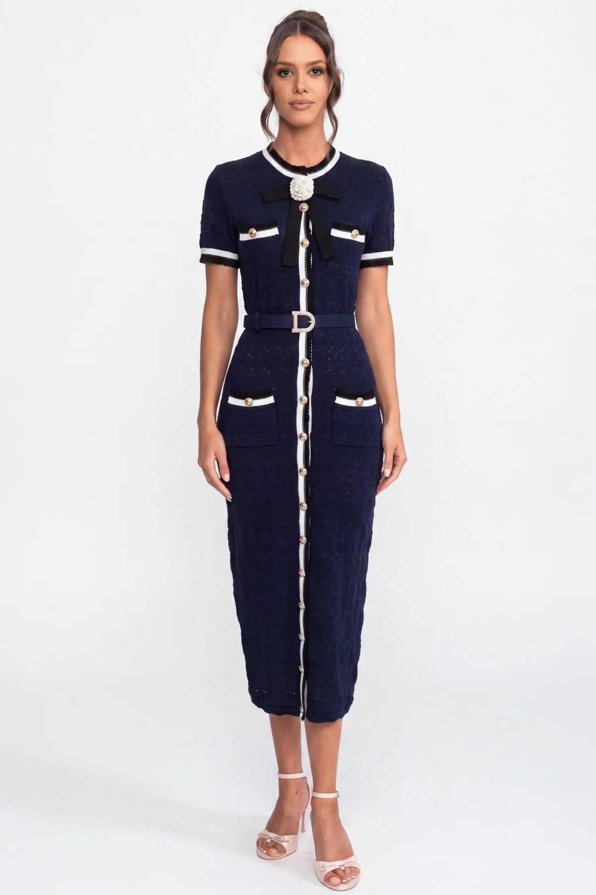 Robe mi-longue en maille avec passepoil blanc et ceinture à boucle dorée - Marine