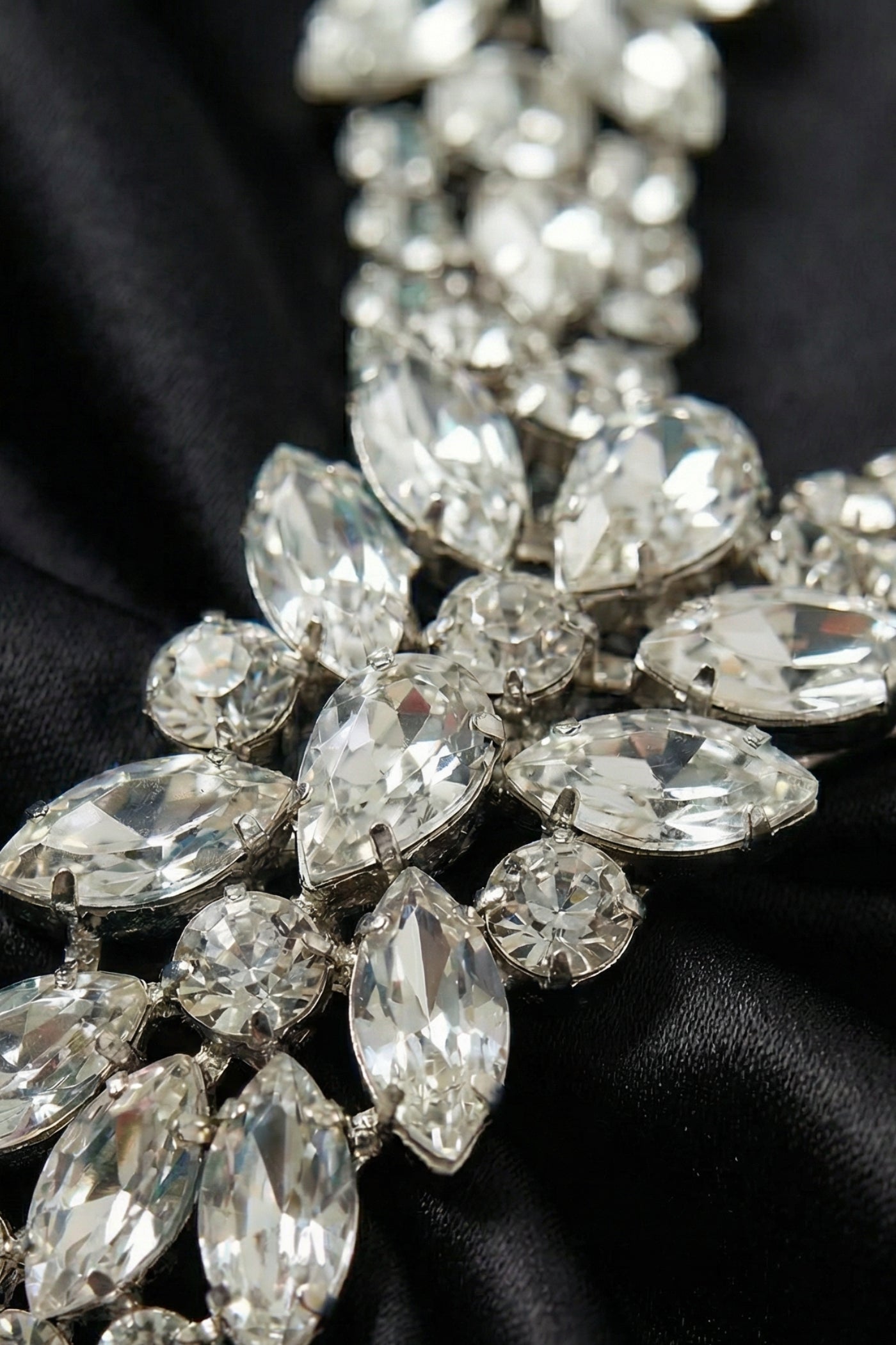 Robe Maxi à Col Nœud Ornée avec Bretelles en Cristal – Noir