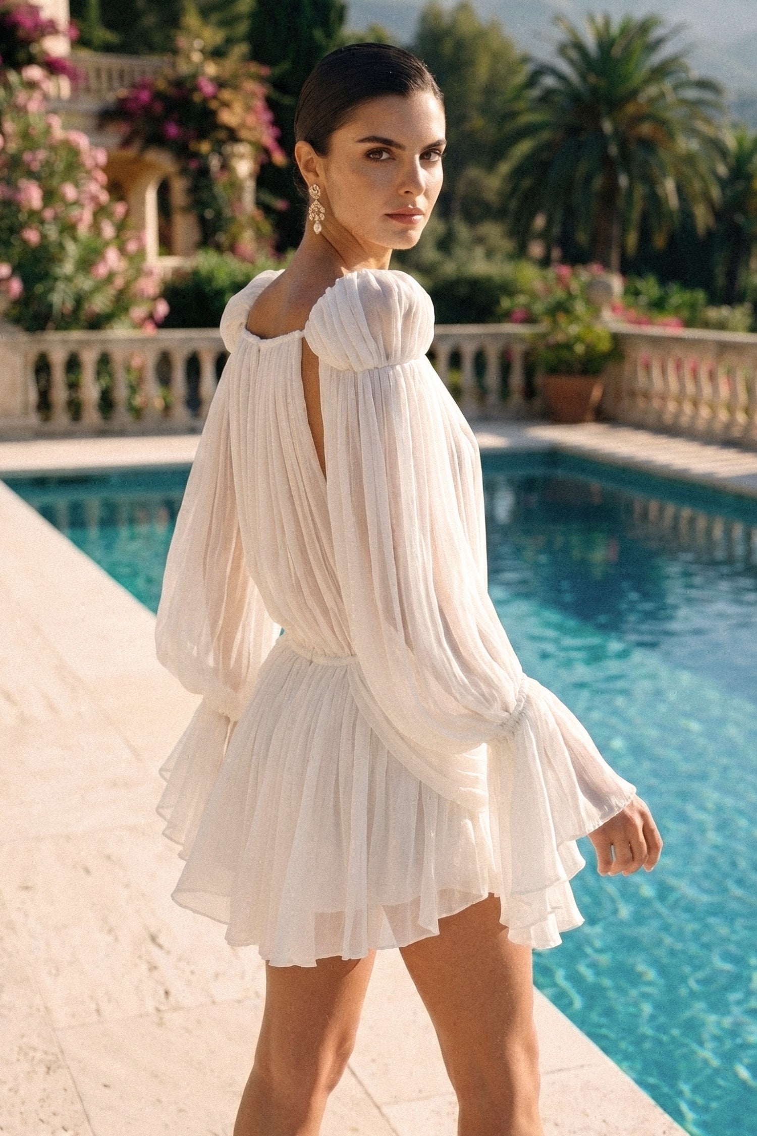 Robe courte fluide et transparente avec manches cape et détail clip doré - Blanc