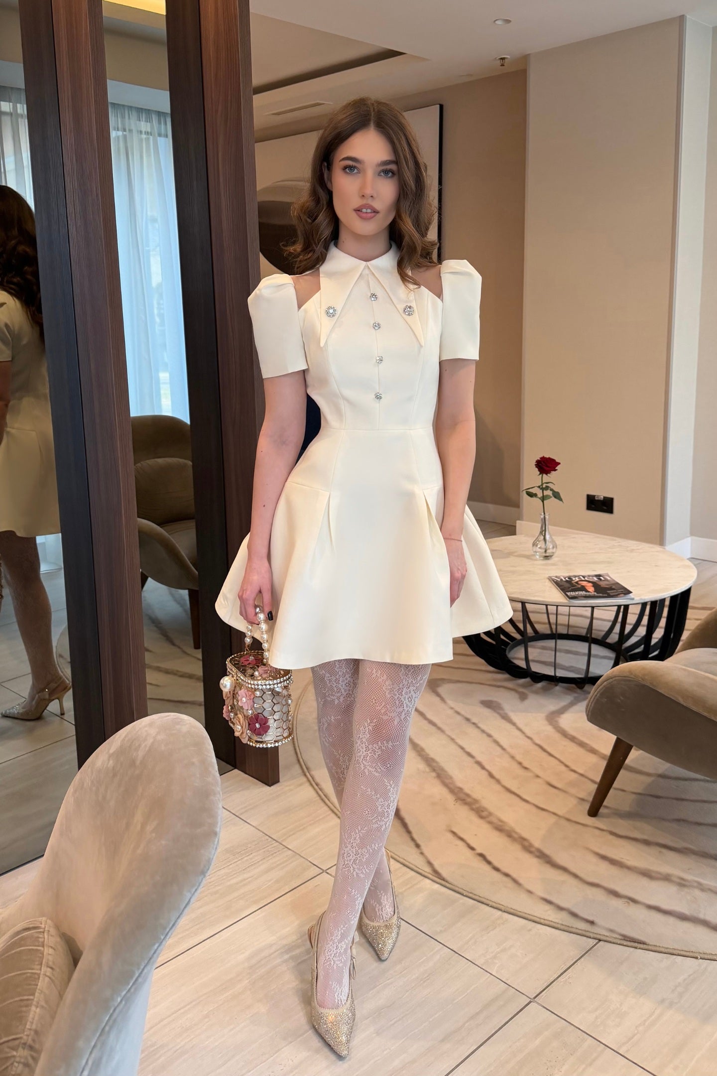 Robe Mini à Manches Bouffantes avec Col Pointu et Boutons Cristal sur le Devant - Ivoire