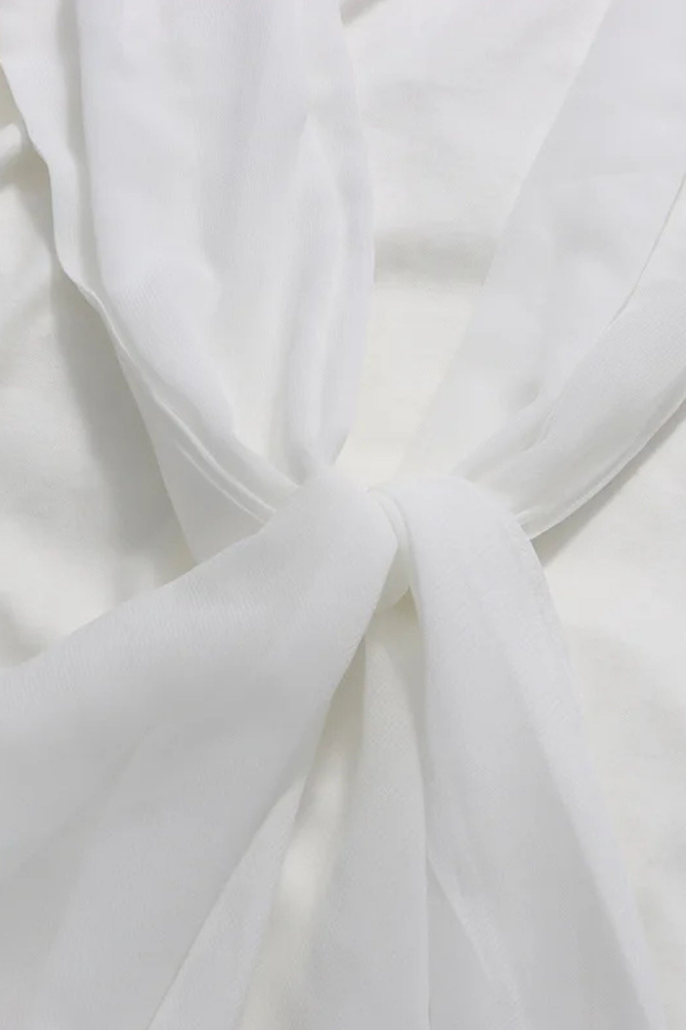 Robe longue drapée à manches longues avec cape superposée et détail noué à l'avant - Blanc