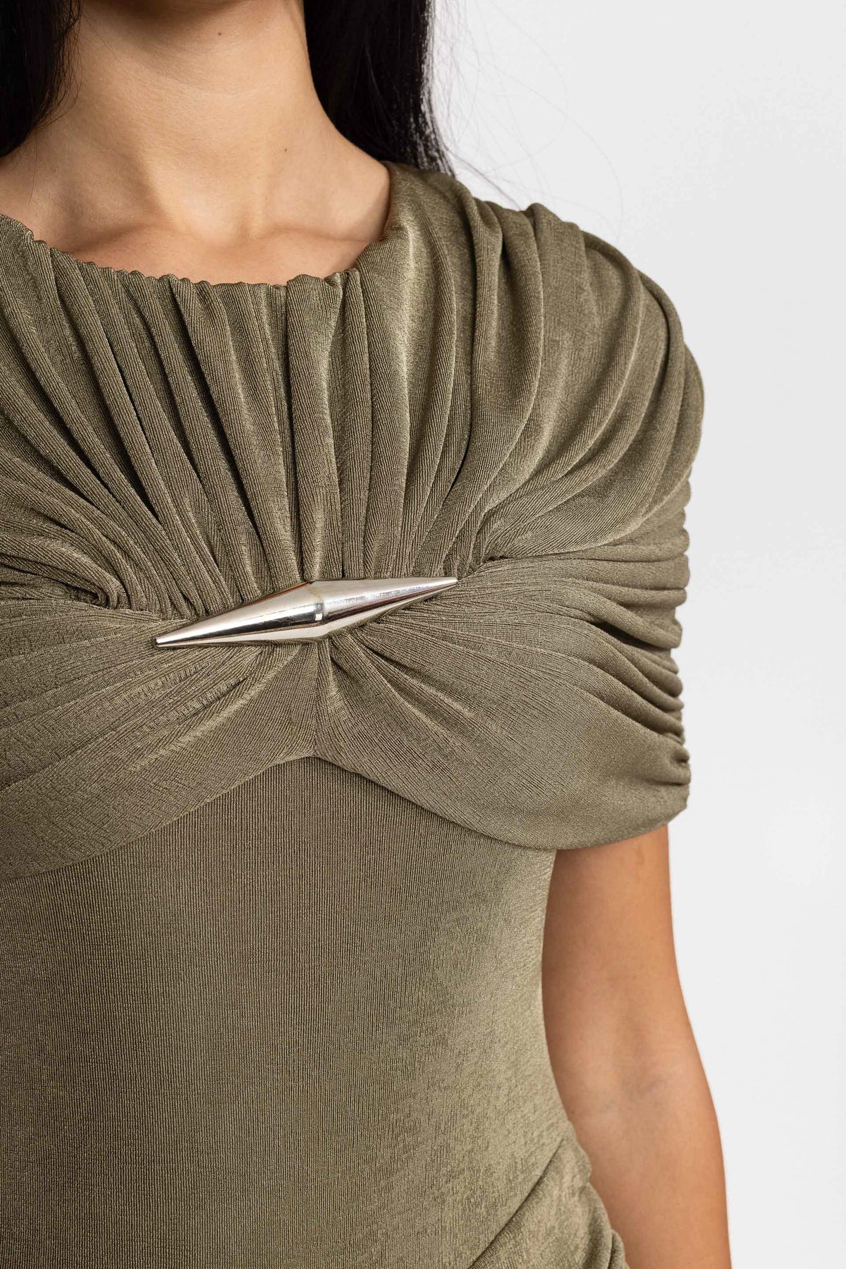 Mini-robe drapée à cape et ruchés - Olive