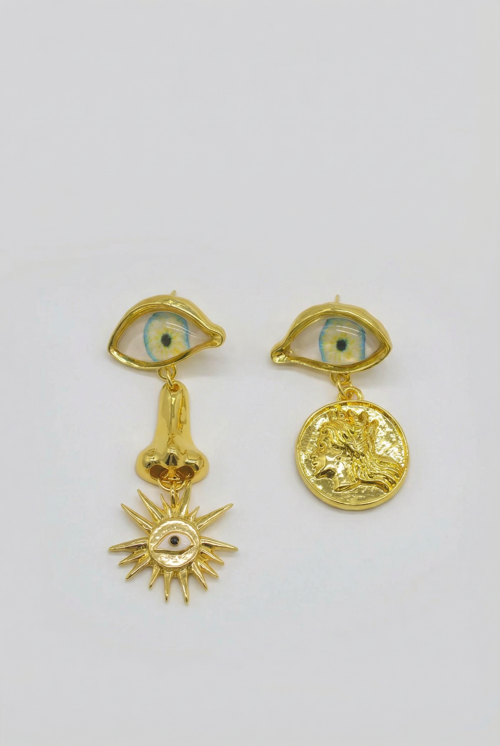 Boucles d'oreilles pendantes Statement avec motif œil et breloques symboliques – Or