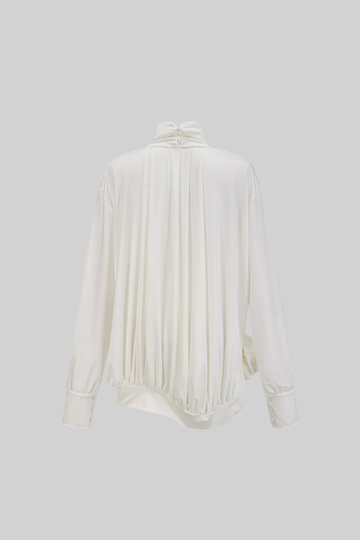 Robe élégante à col montant avec détails drapés et ornement floral latéral - Ivoire