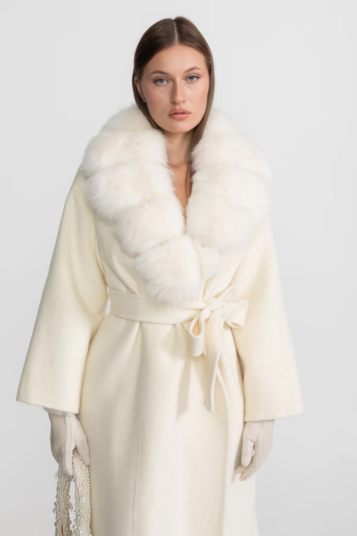 Manteau en laine avec col en fourrure de renard et ceinture à nouer – Ivoire