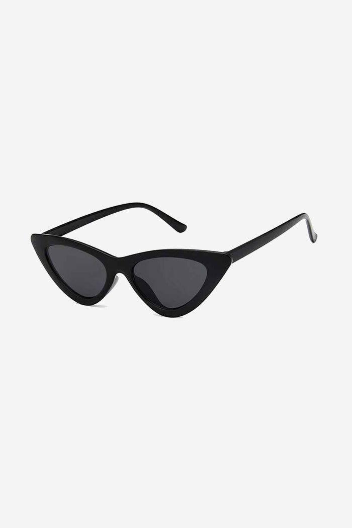 Sharp Cat-Eye Sunglasses with Sleek Frame Design – Black