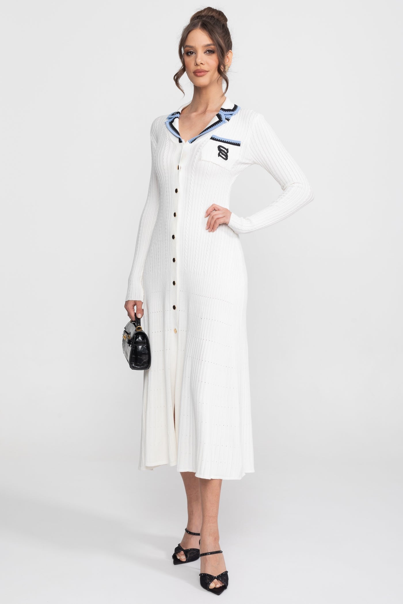 Robe midi en maille à manches longues avec col polo et patch monogramme - Blanc
