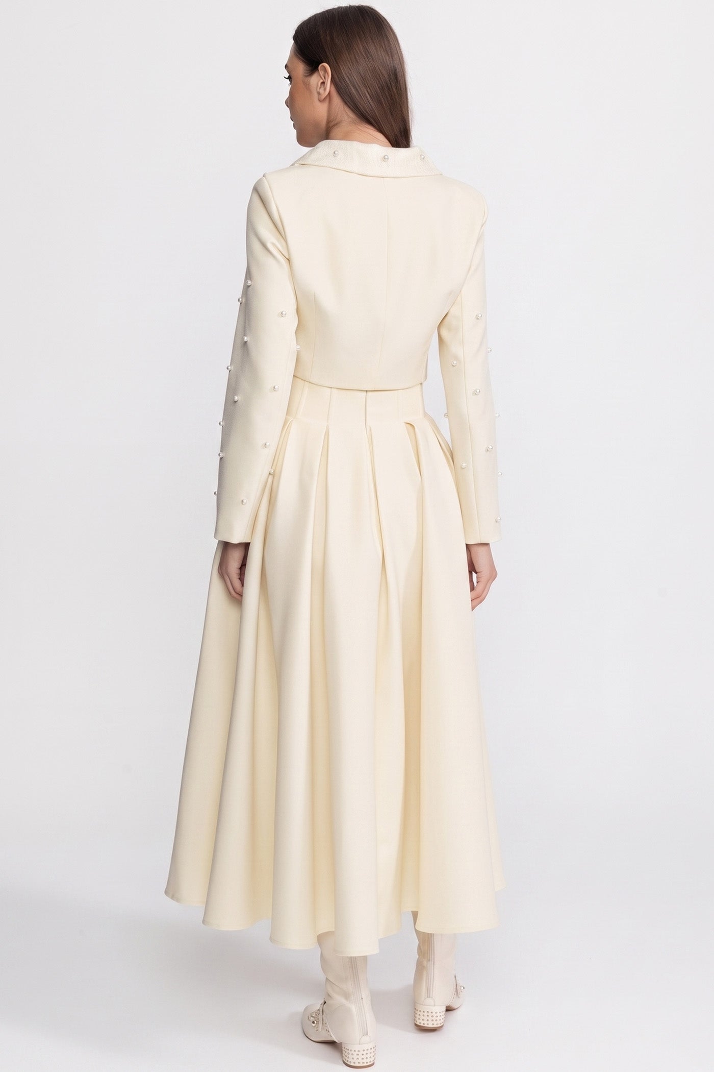 Ensemble coordonné orné de perles avec veste courte et jupe longue – Blanc