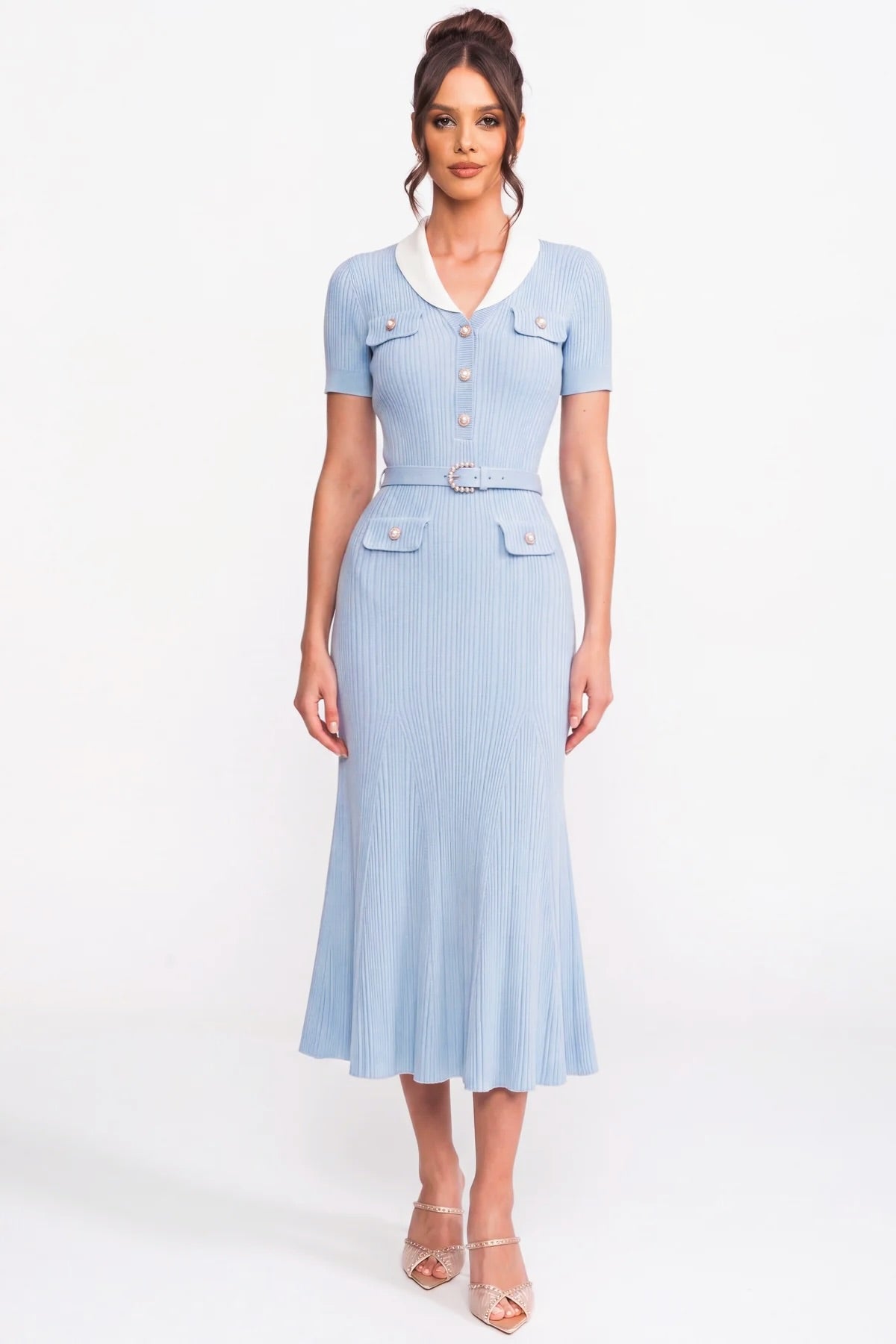 Robe midi en maille côtelée avec col blanc et ceinture perles - bleu clair