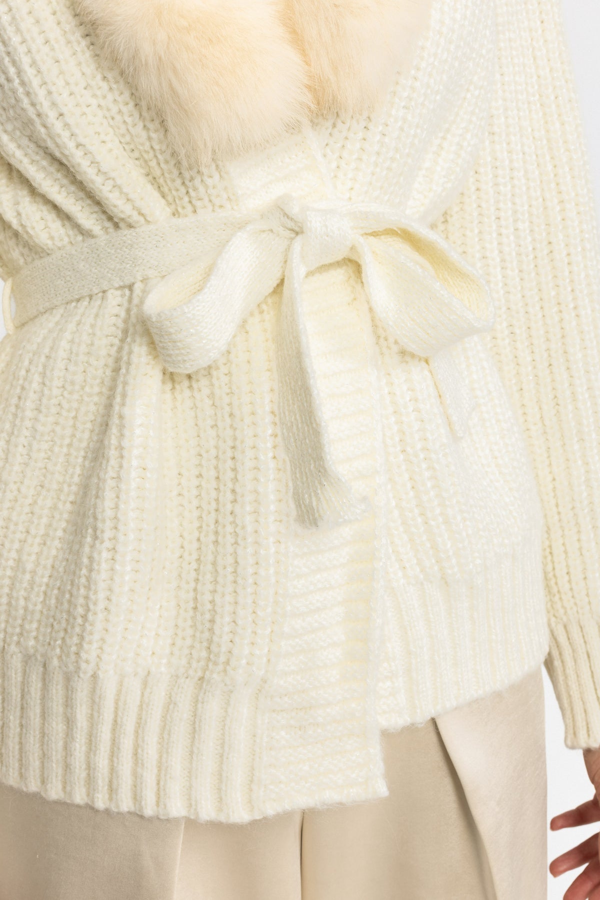 Cardigan ceinturé en grosse maille à col en fourrure de renard - blanc cassé