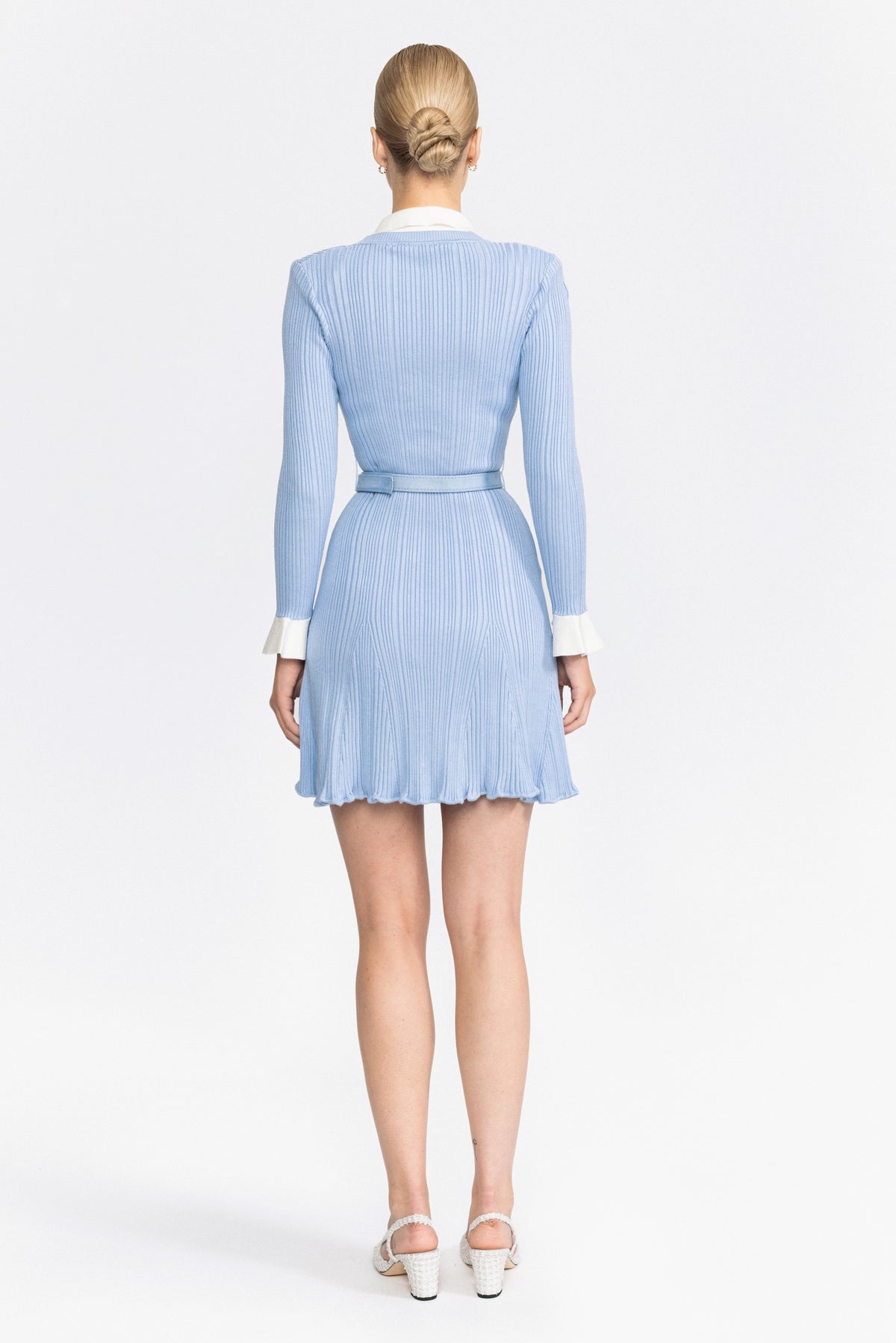 Robe mini en maille côtelée ceinturée à boutons perles - bleu clair