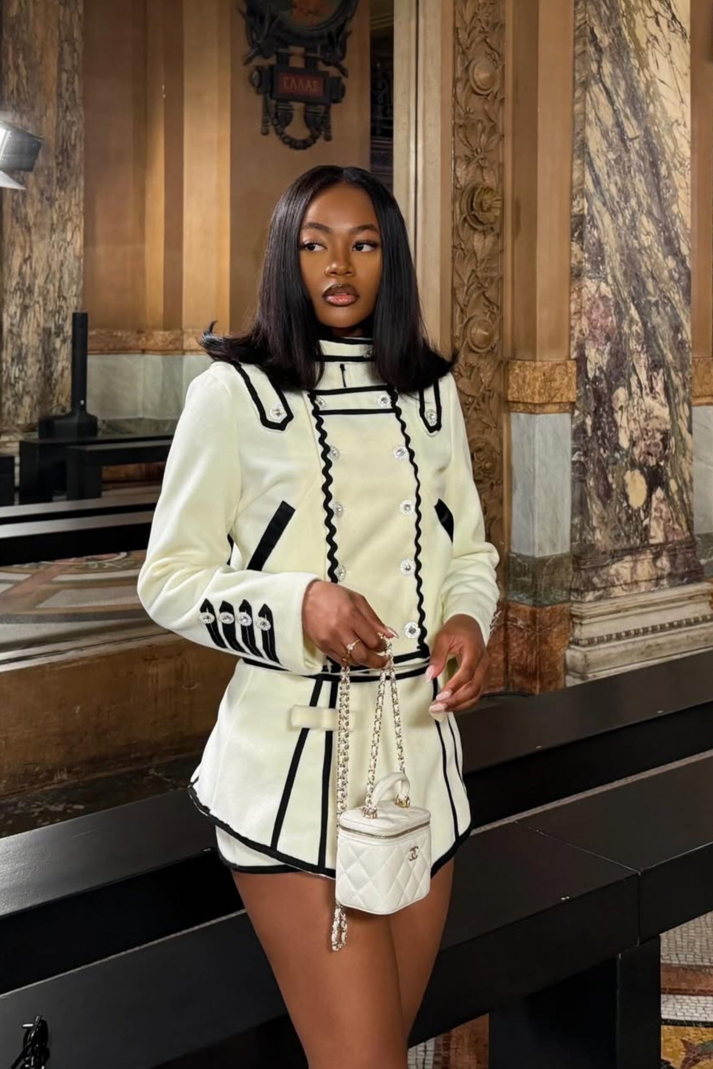 Ensemble coordonné structuré avec bordure contrastée et boutons en cristal – Ivoire