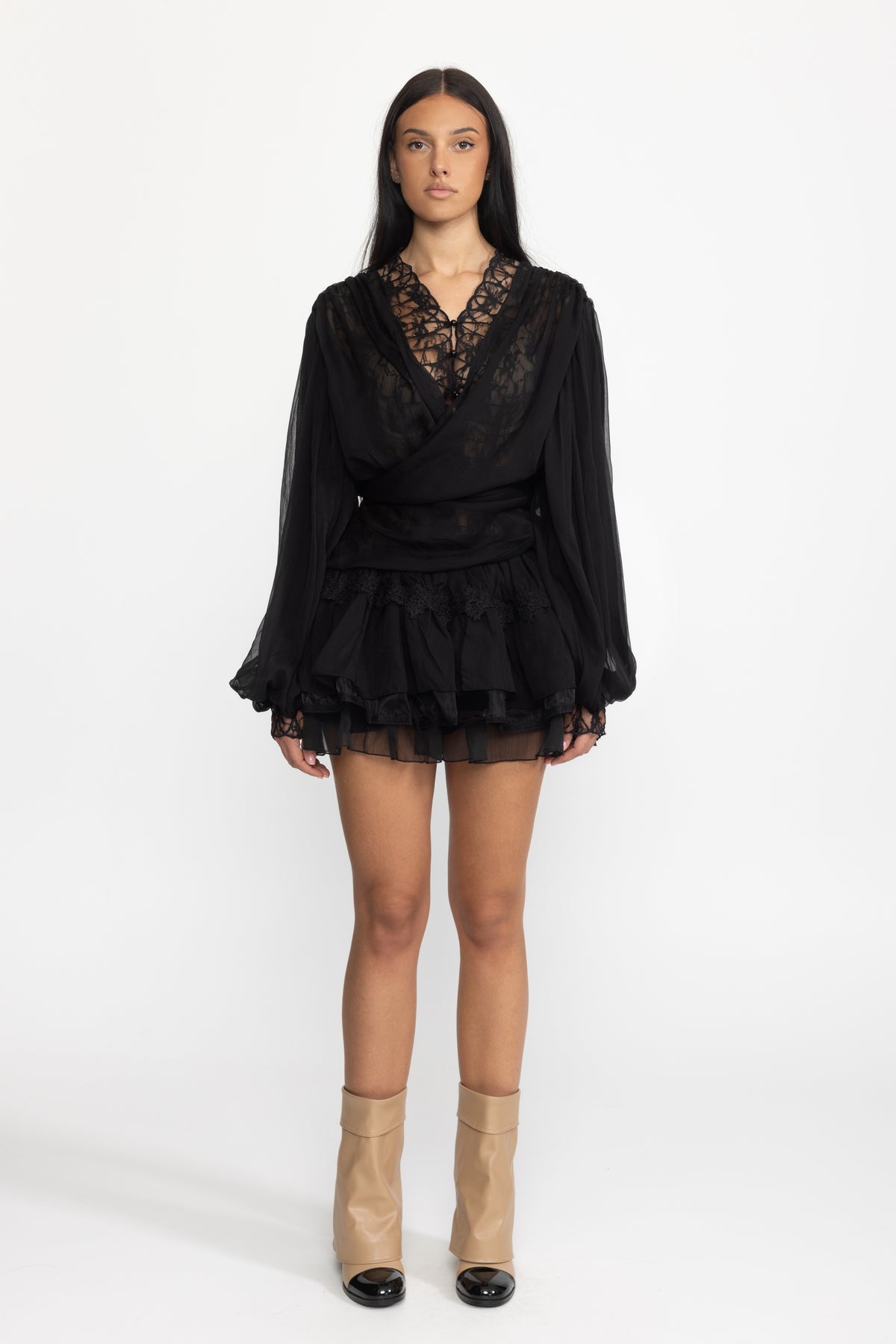 Ensemble coordonné blouse portefeuille en mousseline à empiècements de dentelle et mini-jupe à volants - Noir