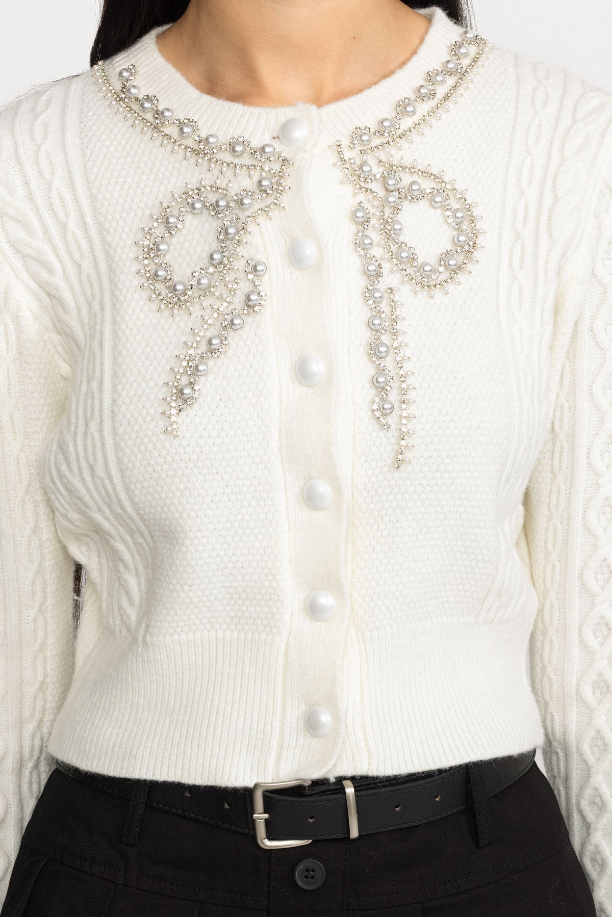 Cardigan en maille torsadée orné d’un nœud perlé - blanc