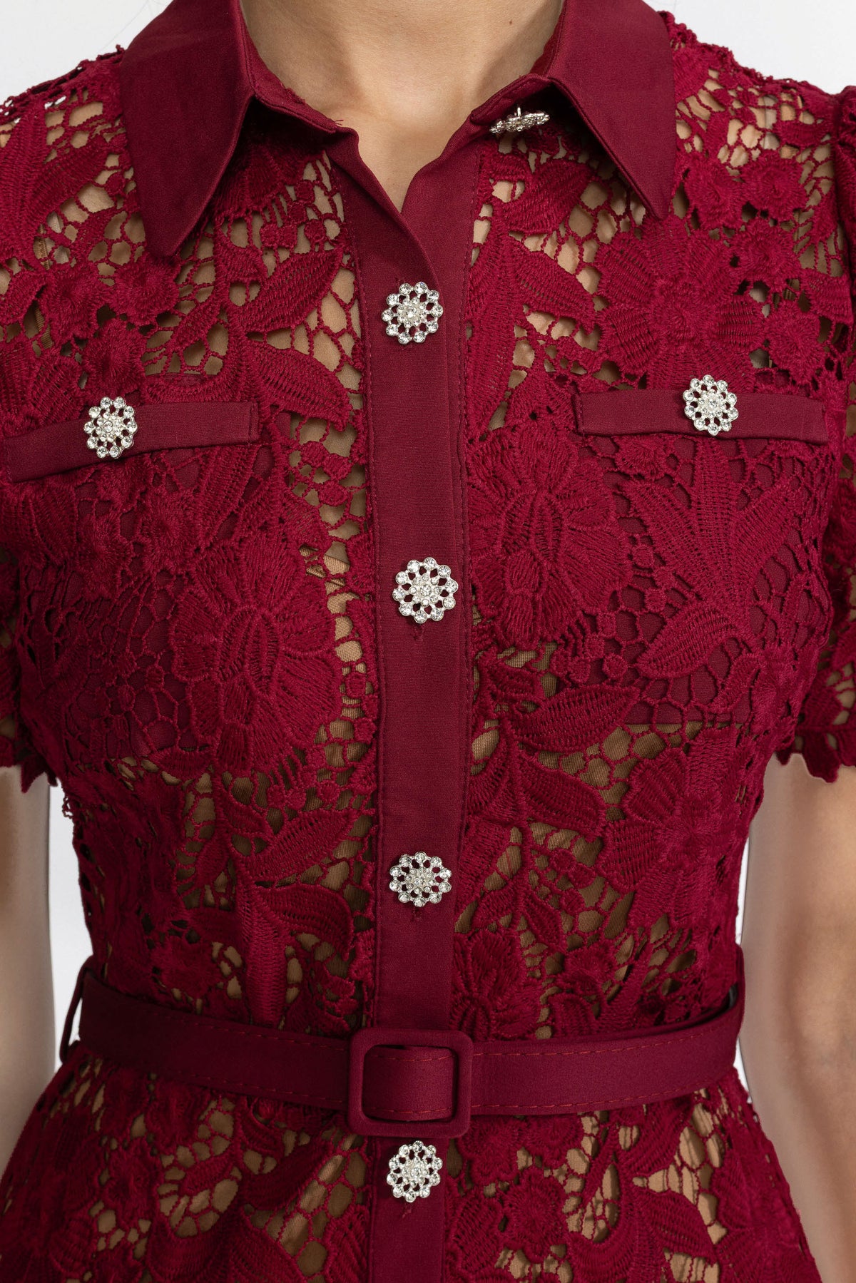 Robe chemise midi en guipure à boutons bijoux - Wine