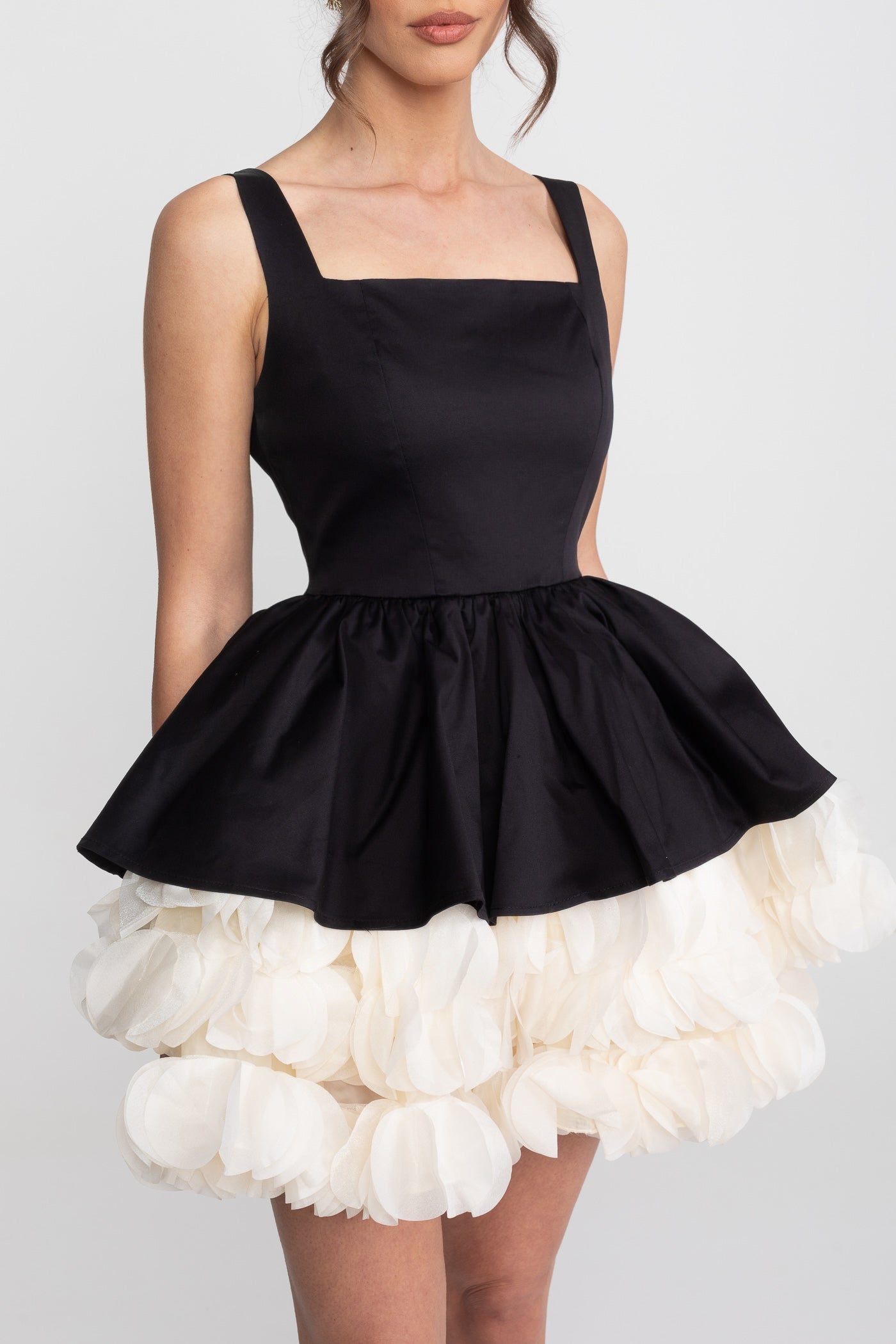 Robe courte bustier avec encolure carrée et sous-jupe volantée - Noir
