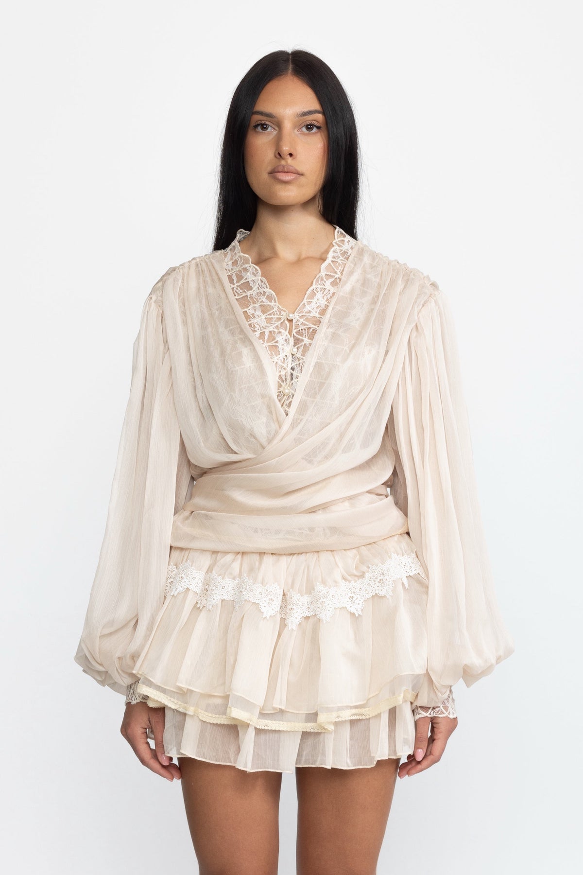 Ensemble coordonné blouse portefeuille en mousseline à empiècement en dentelle et mini-jupe à volants - Beige