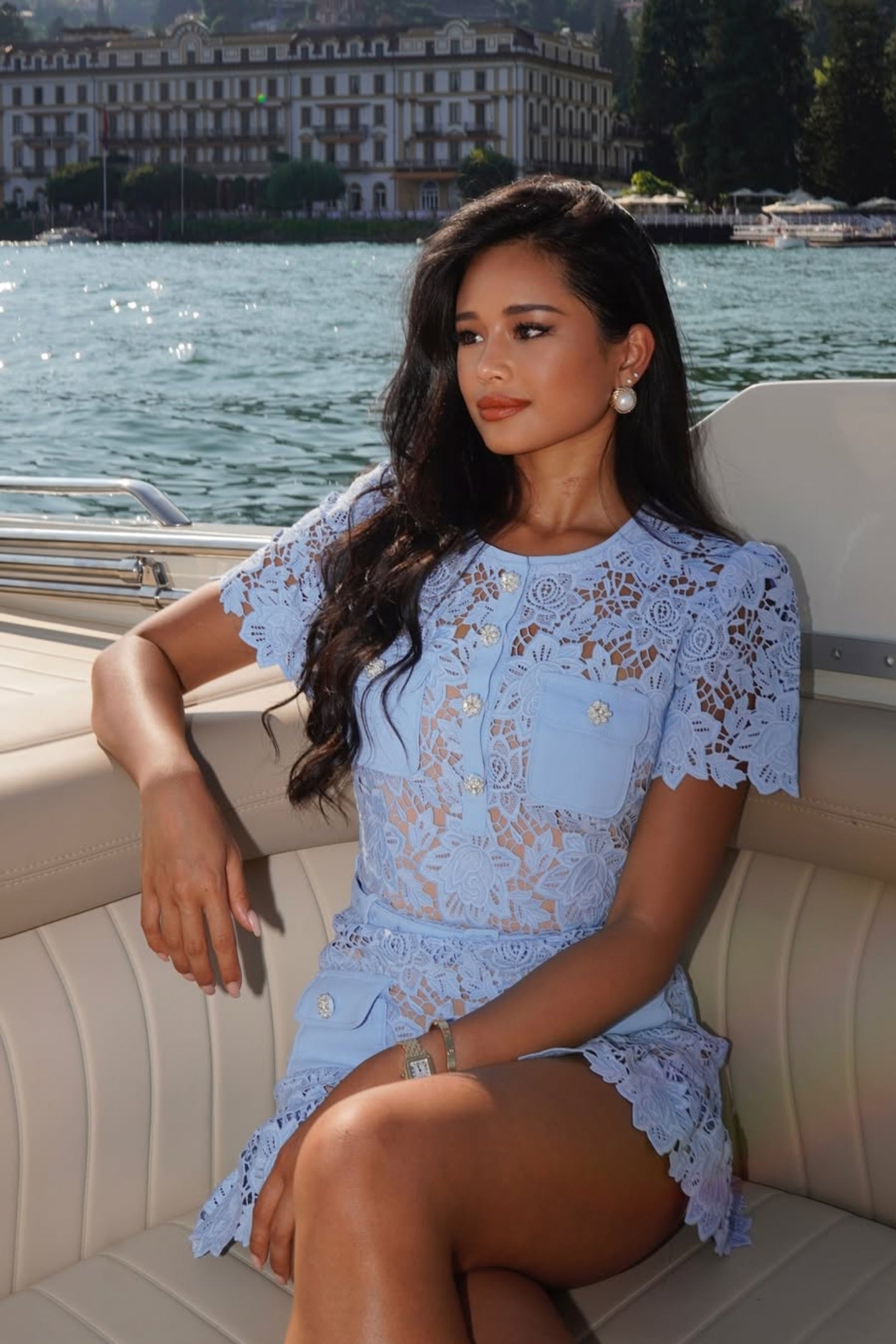 Robe courte à manches courtes brodée de motifs floraux - Bleu