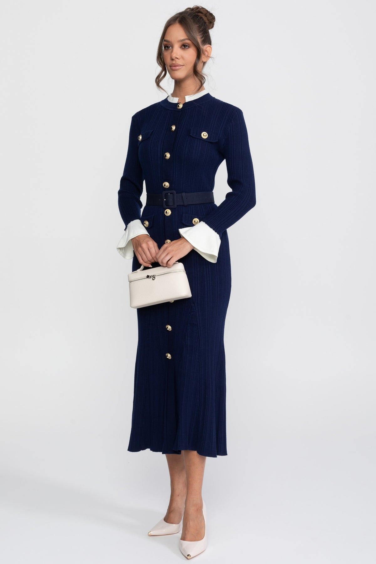 Robe midi en maille côtelée avec ceinture, poignets et col blancs - bleu marine