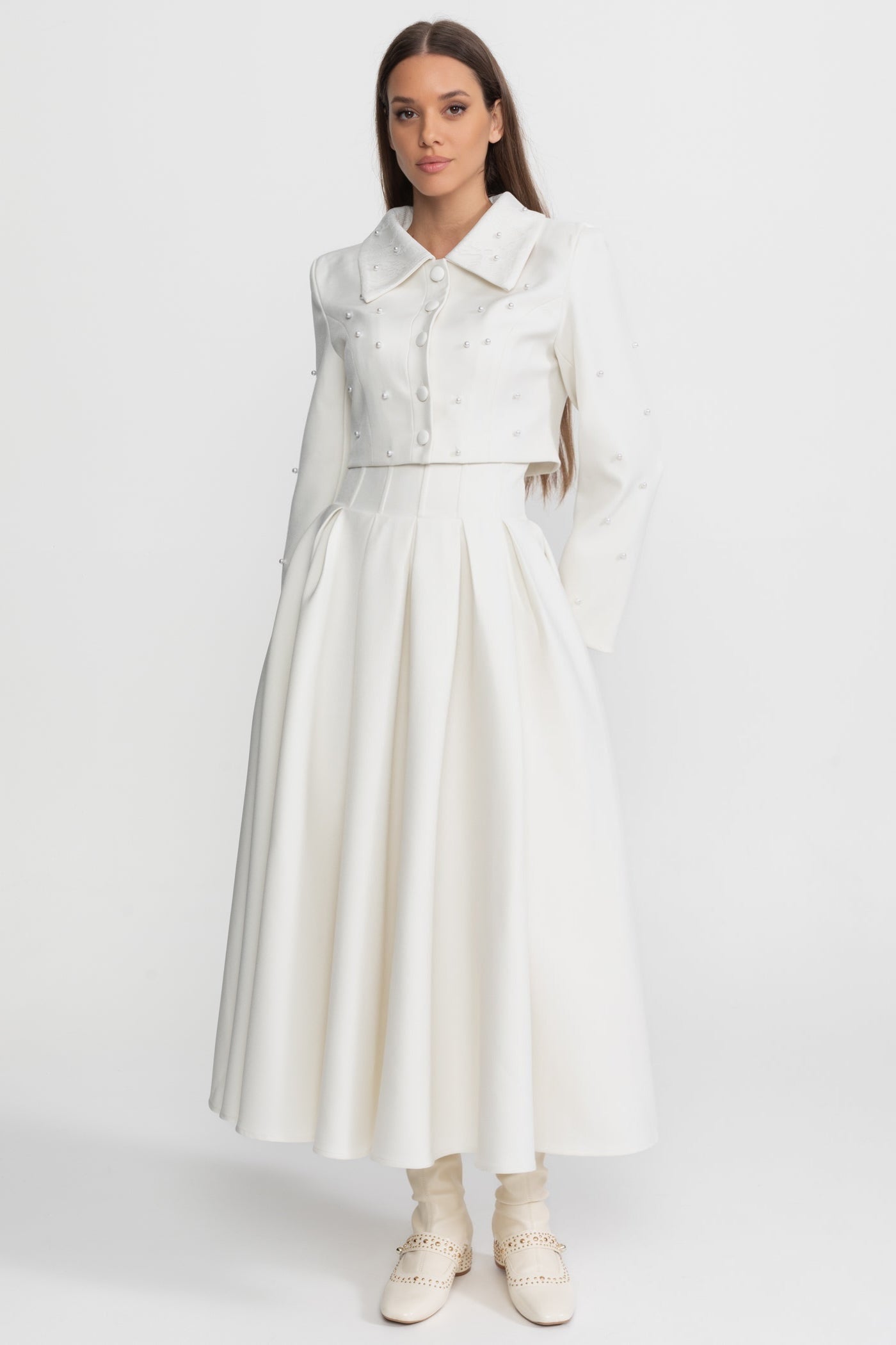 Ensemble coordonné orné de perles avec veste courte et jupe longue – Blanc