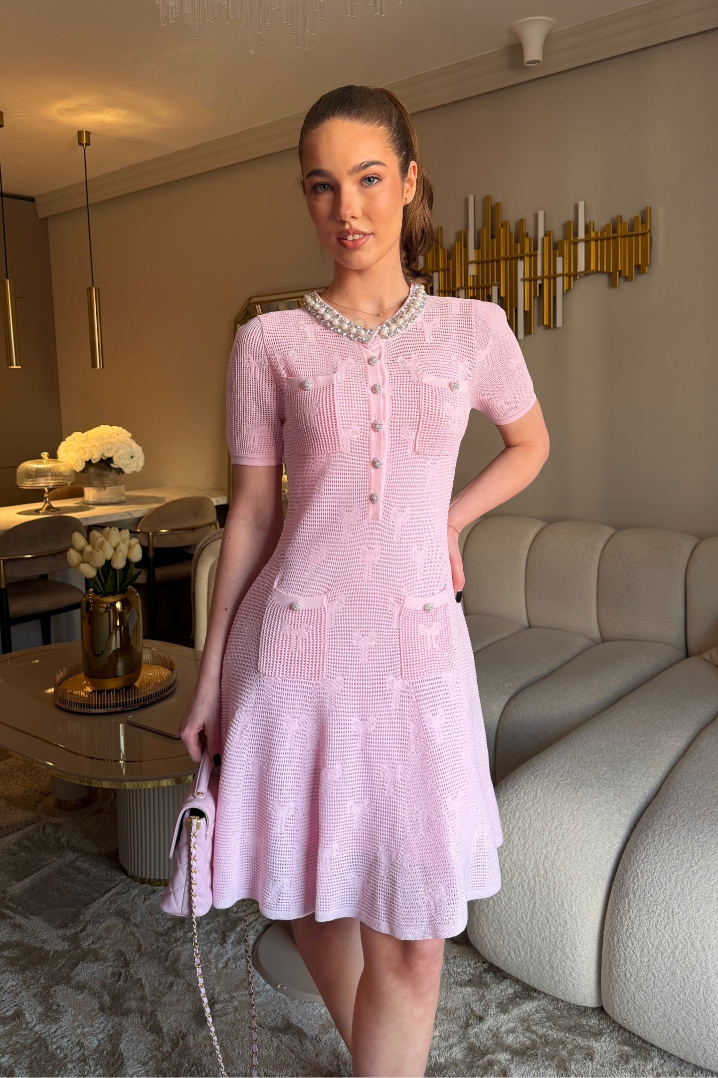Robe courte texturée à manches courtes avec encolure ornée de perles et boutons en cristal - Rose