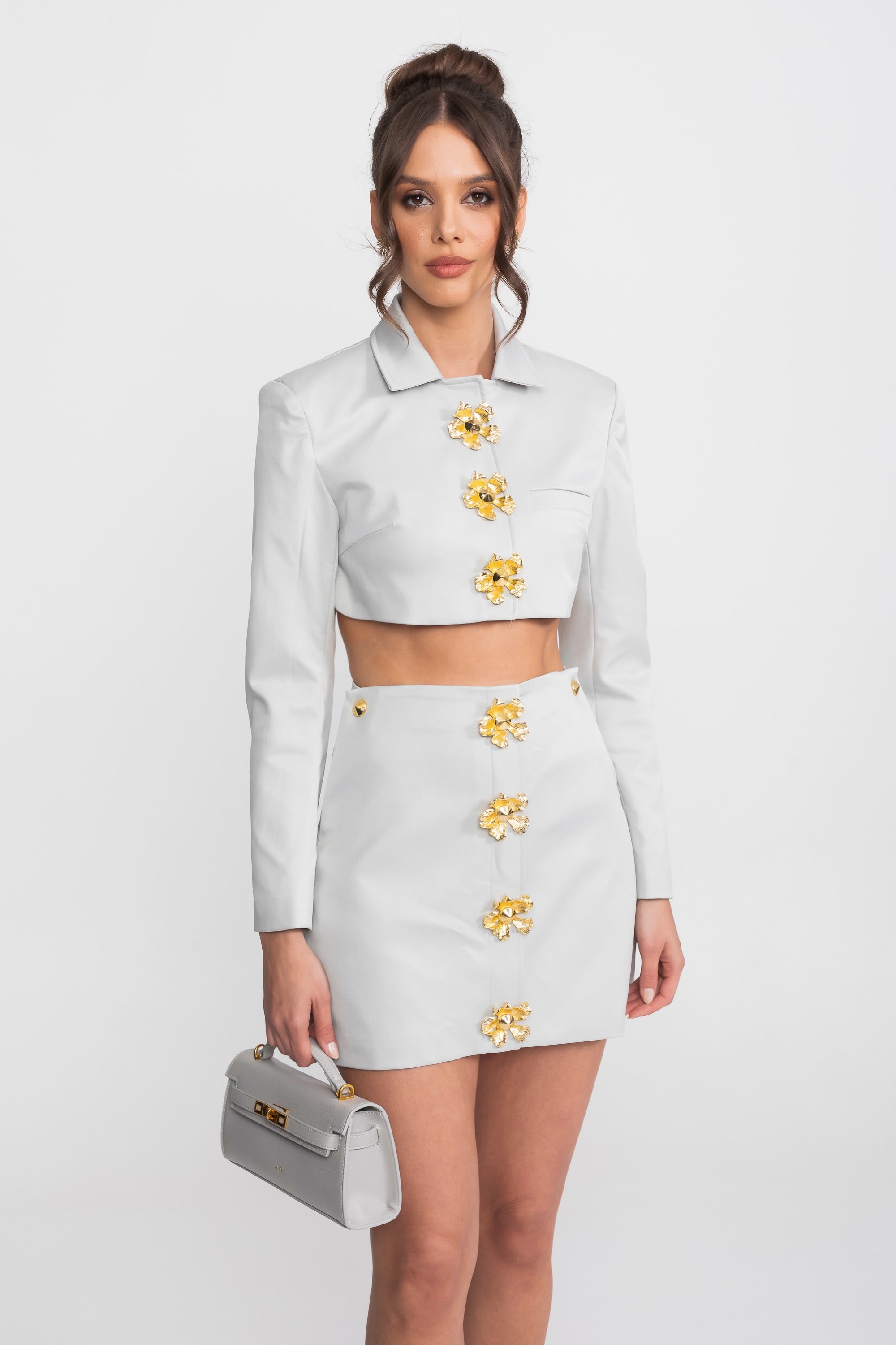 Ensemble coordonné veste courte et mini-jupe avec boutons floraux 3D - Gris clair