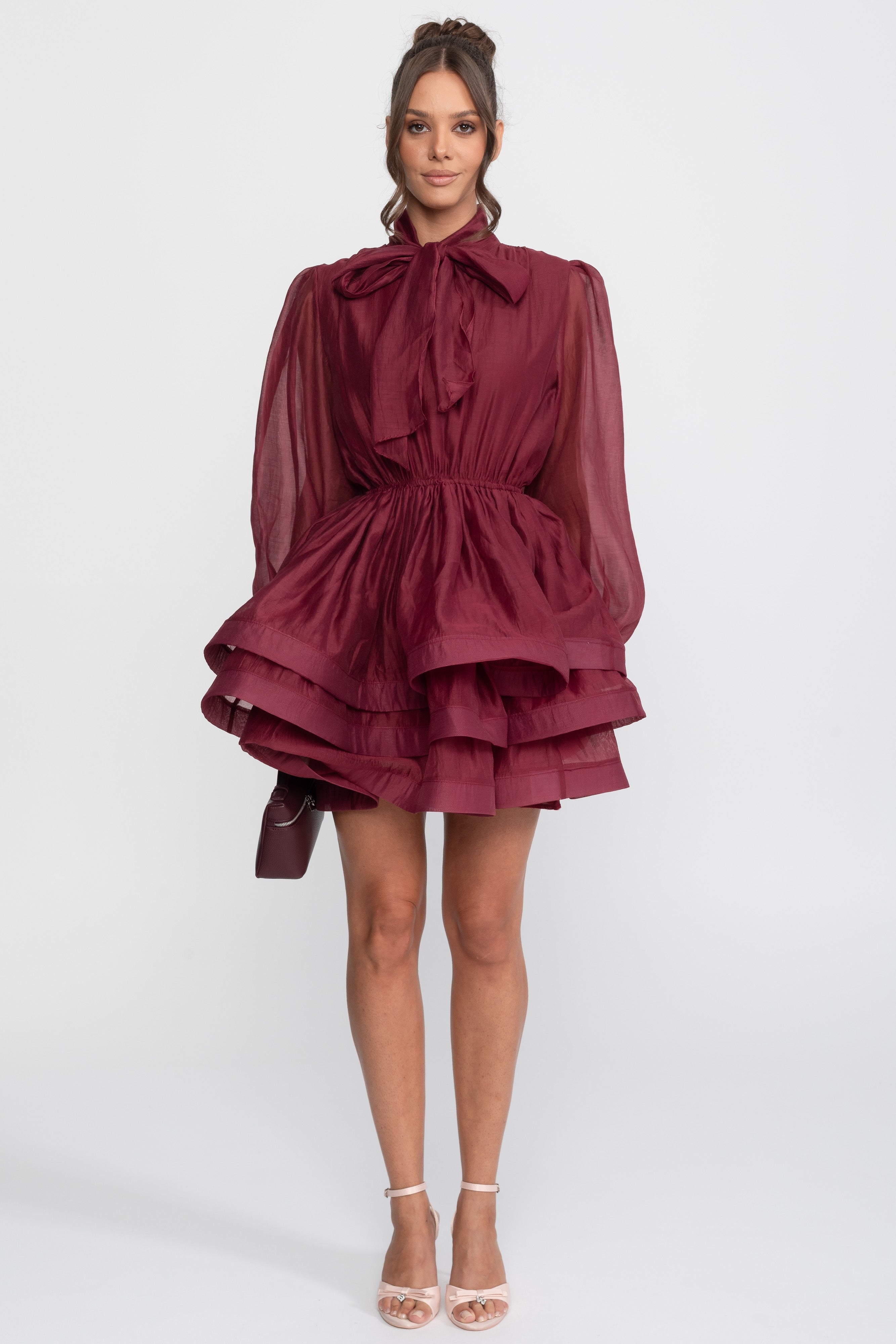 Robe mini à col montant avec manches bouffantes, jupe à volants à étages et nœud - Wine