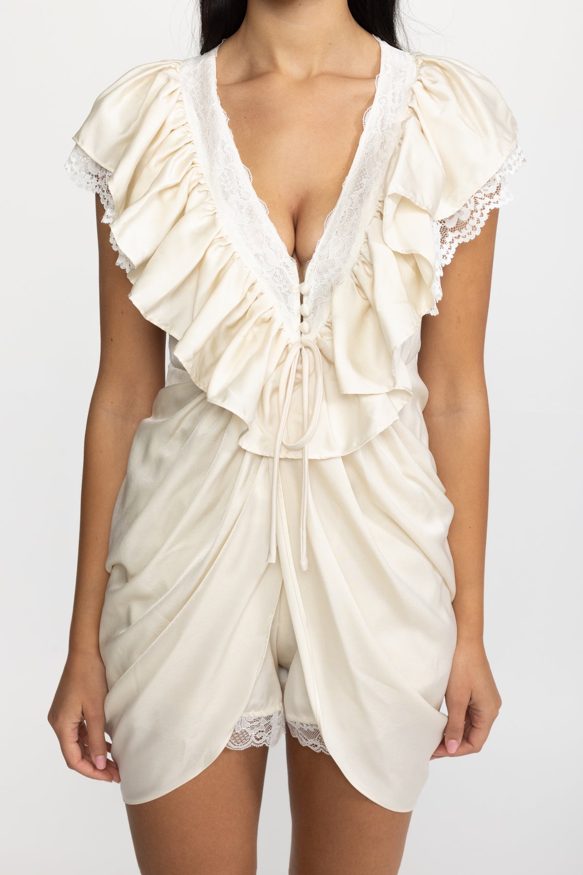 Ensemble coordonné top portefeuille en satin à volants et short bordé de dentelle - Ivoire