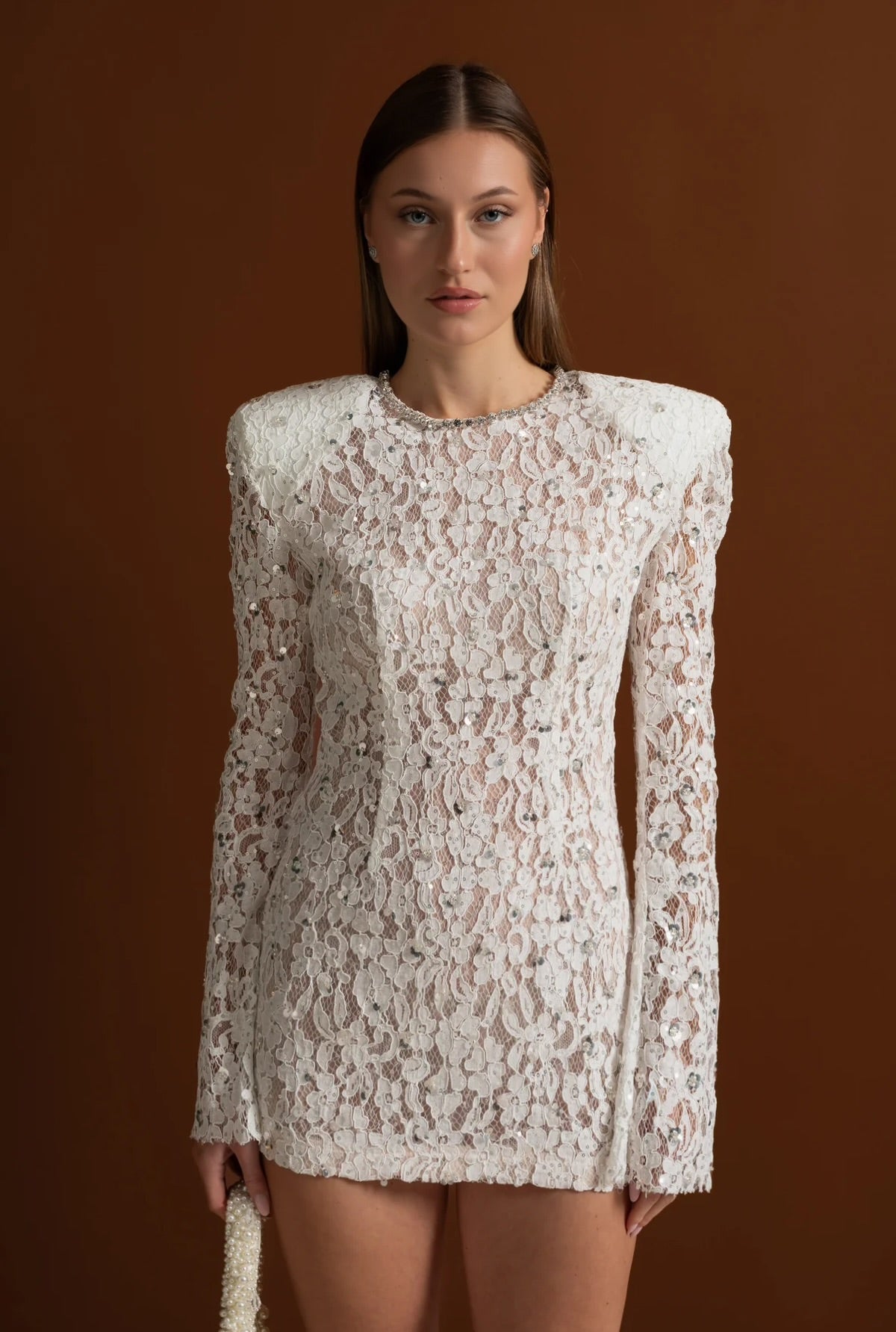 Robe Mini en Dentelle à Sequins avec Épaules Structurées – Blanc