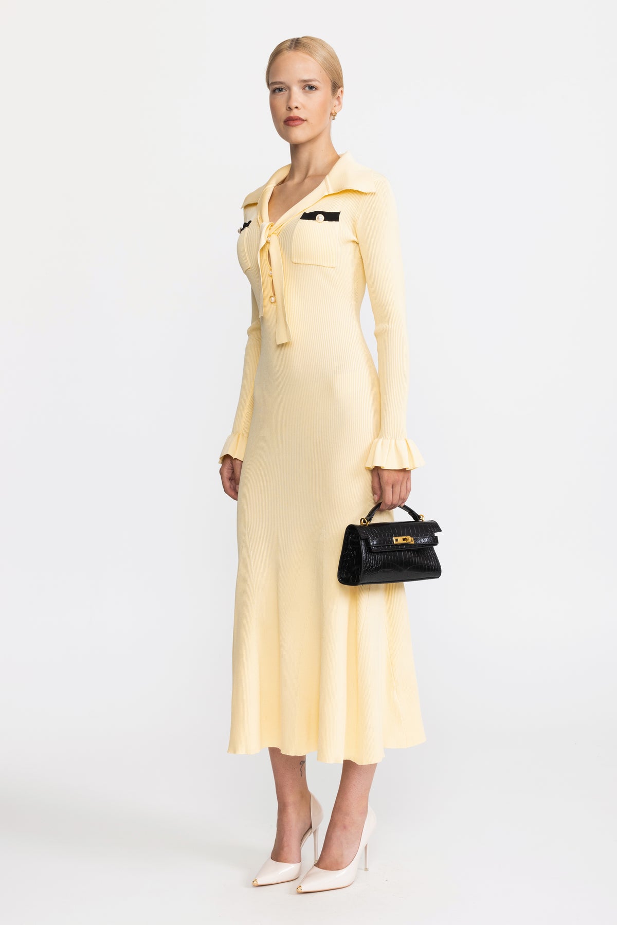 Robe midi en maille côtelée à col lavallière et poignets volantés - Jaune