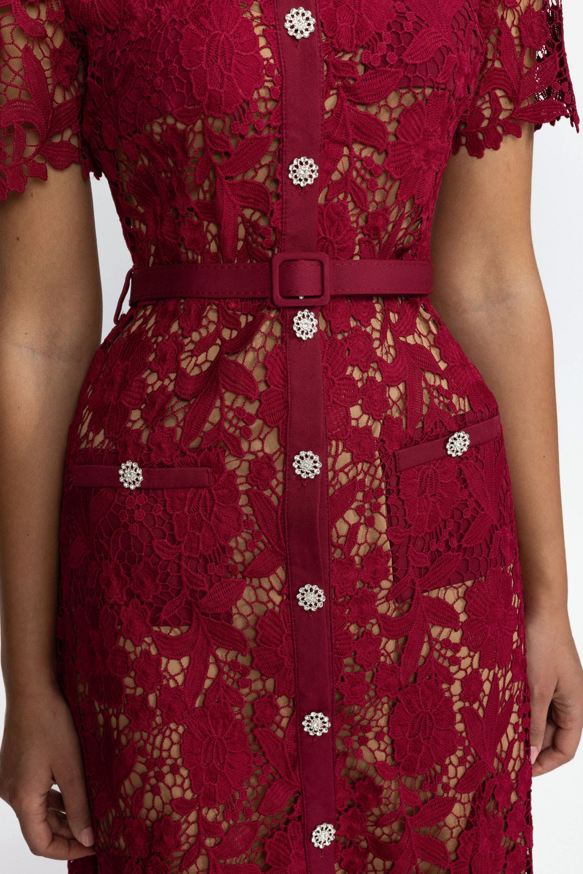 Robe chemise midi en guipure à boutons bijoux - Wine