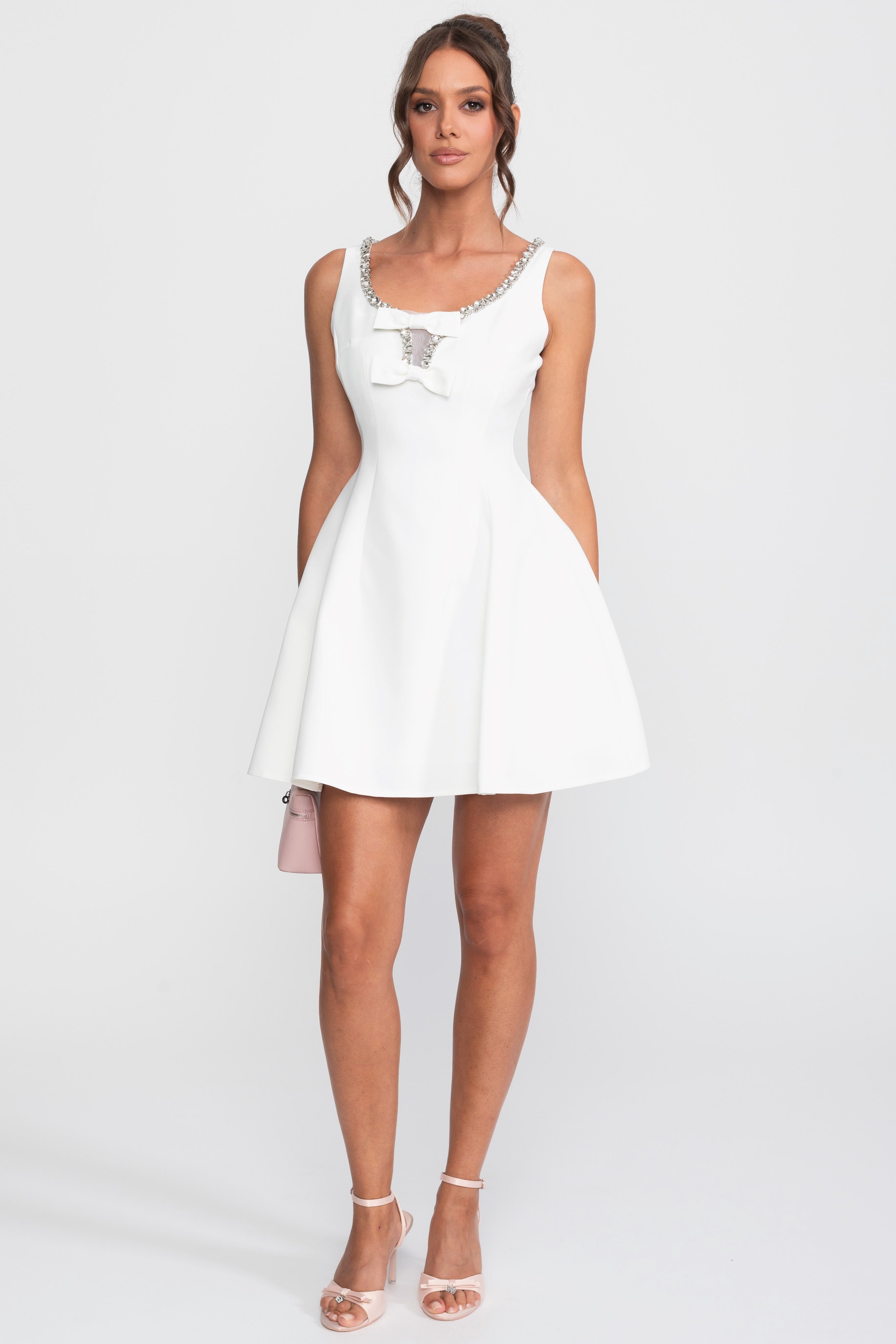 Robe mini trapèze cintrée avec bordure en cristal et nœuds sur la poitrine - Blanc