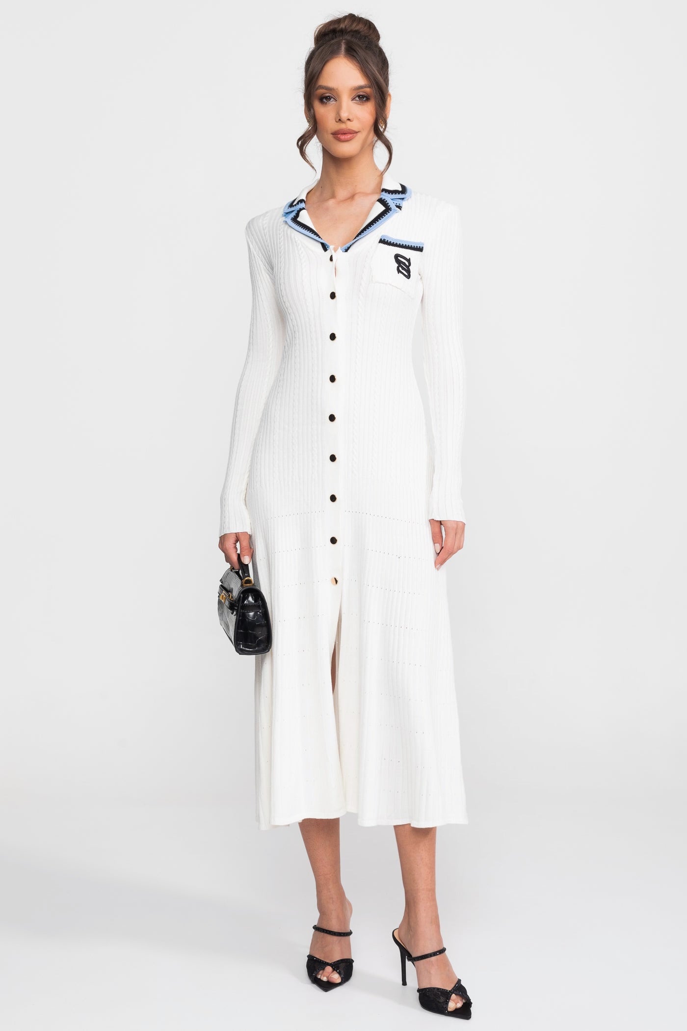Robe midi en maille à manches longues avec col polo et patch monogramme - Blanc