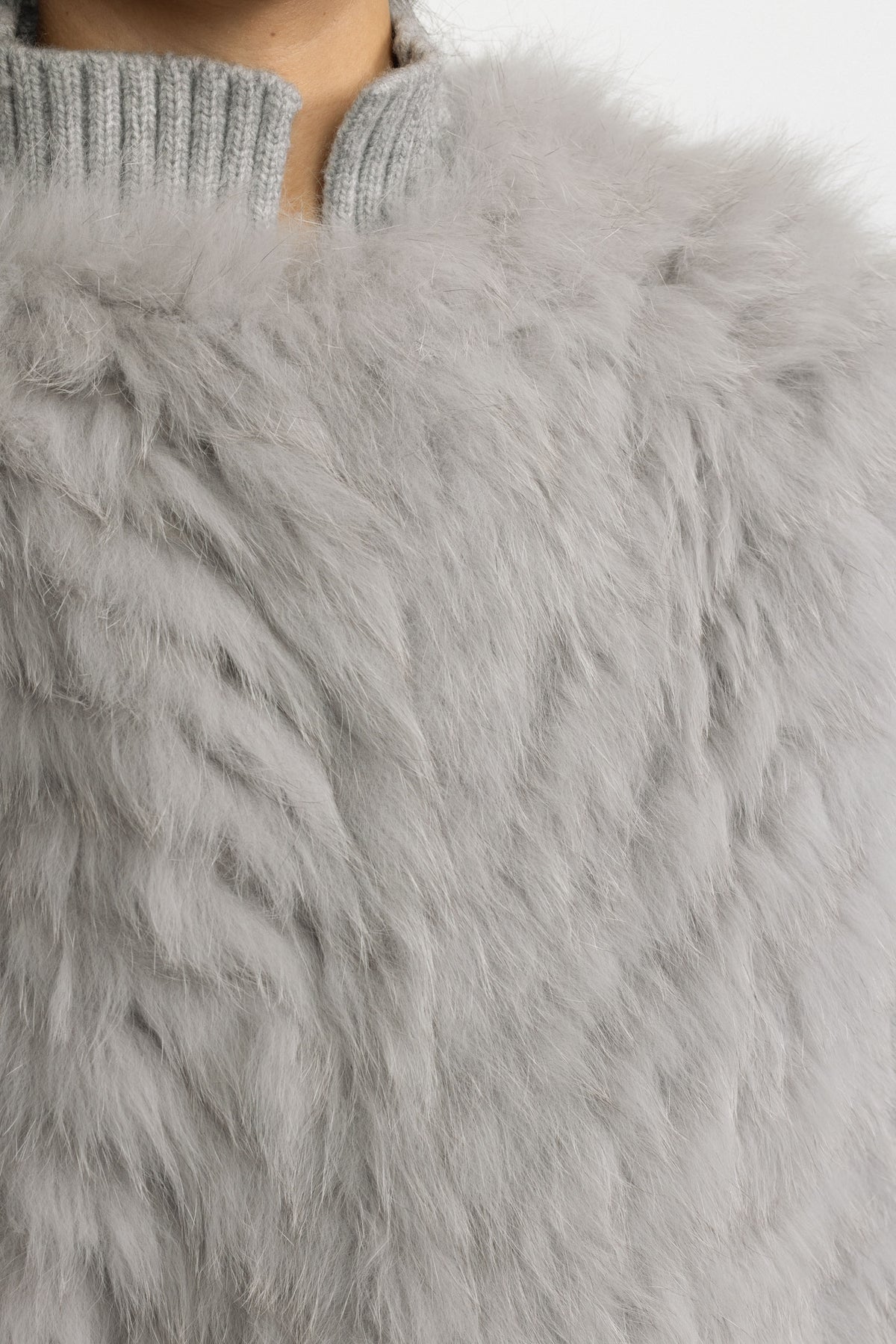Veste en fourrure de renard tricotée avec manches en maille côtelée - Gris