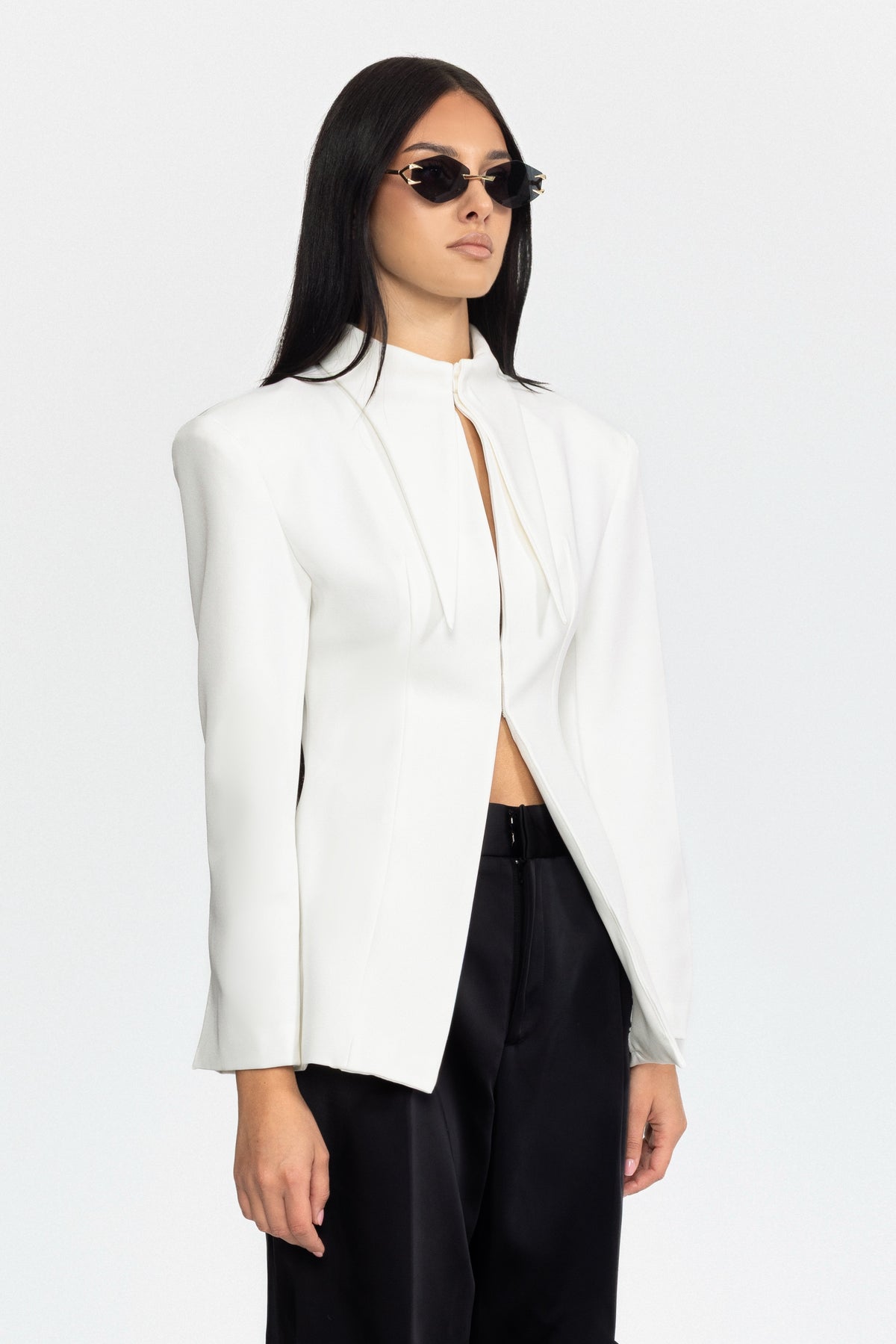 Blazer blanc à col pointu sculpté et fermeture à agrafes sur le devant