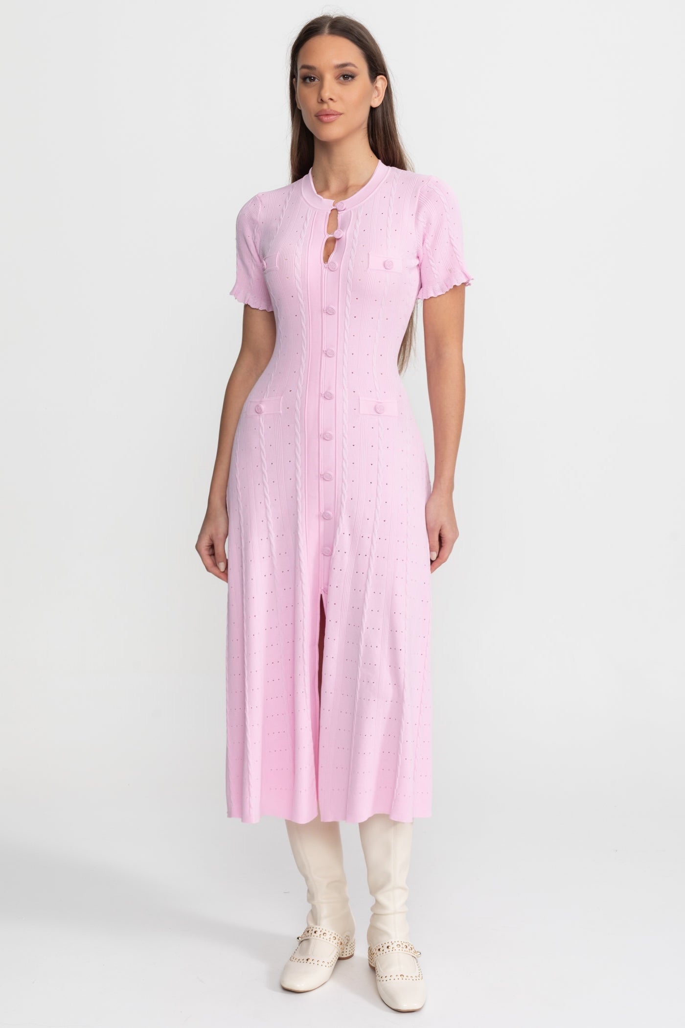 Robe midi en maille à boutons sur le devant avec manches festonnées – Rose