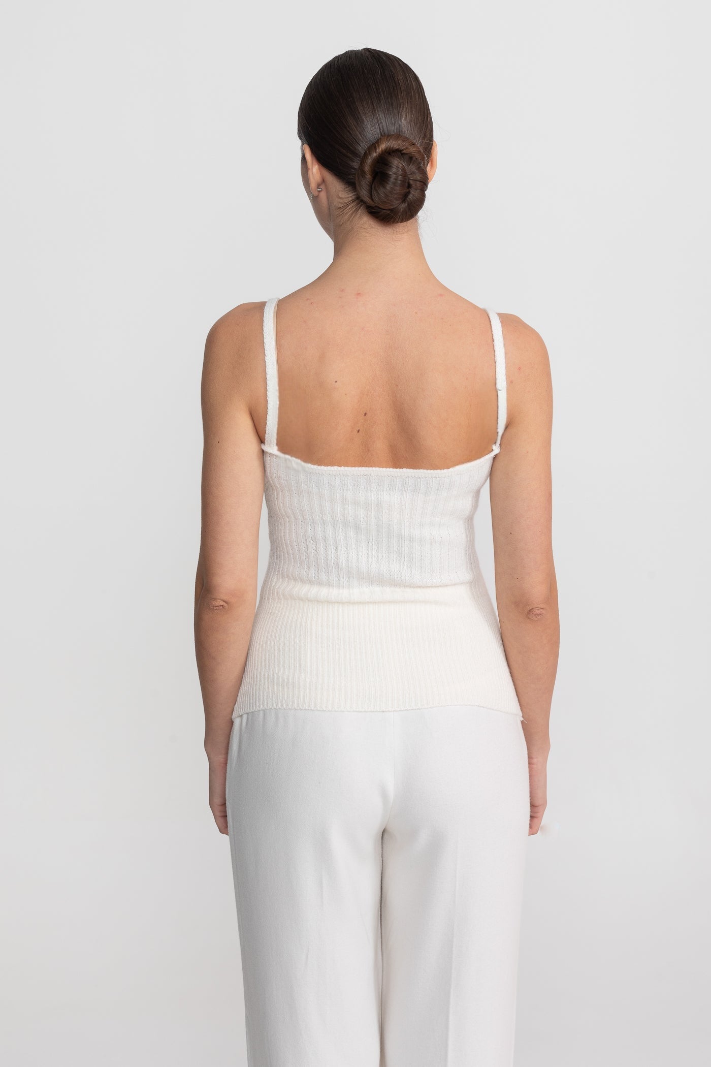 Ensemble en maille deux pièces avec ornements en cristal et poignets bordés - Blanc