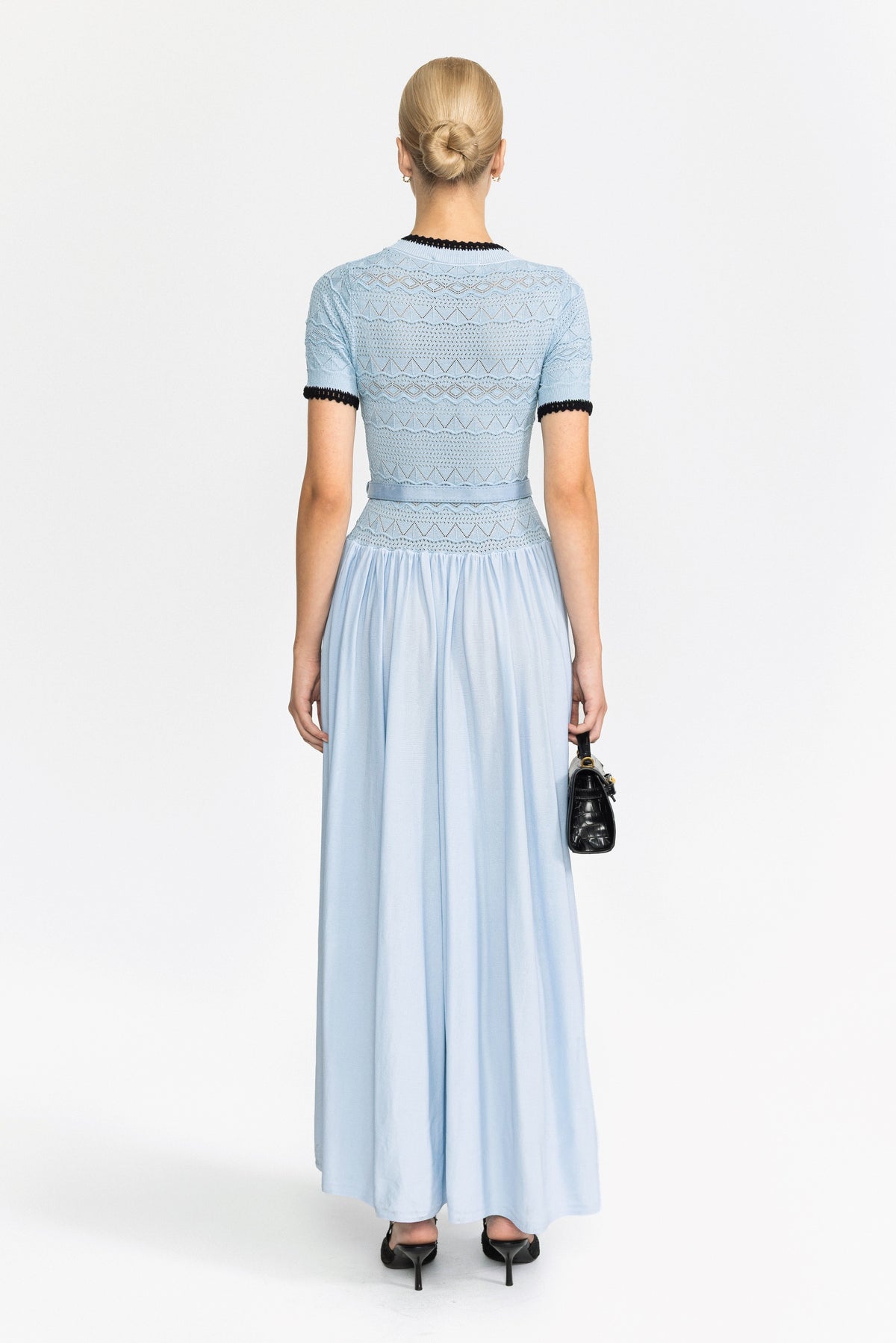 Robe longue ceinturée à corsage en maille pointelle - bleu clair