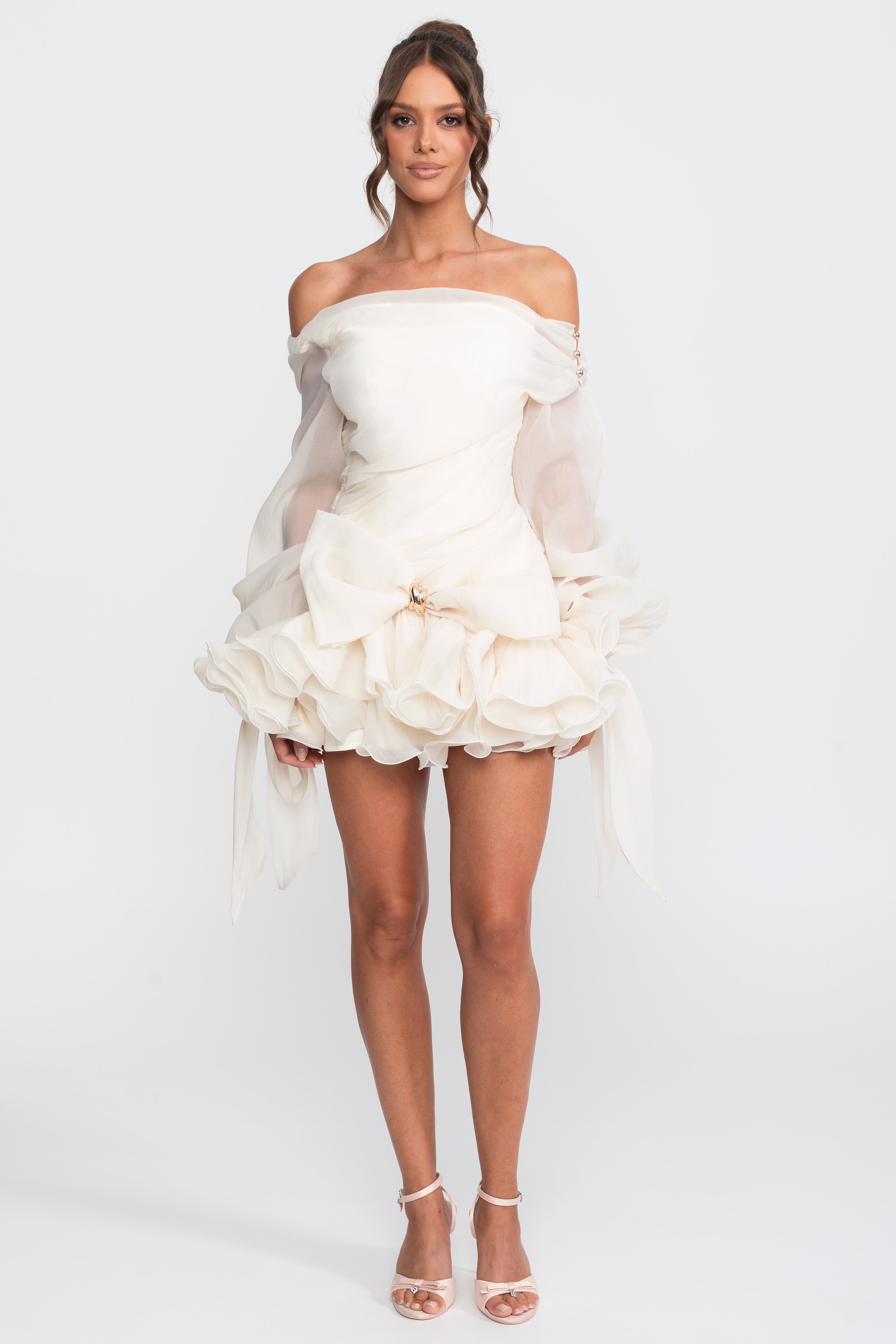 Robe mini à épaules dénudées avec nœud et volants, boucle dorée - Ivoire