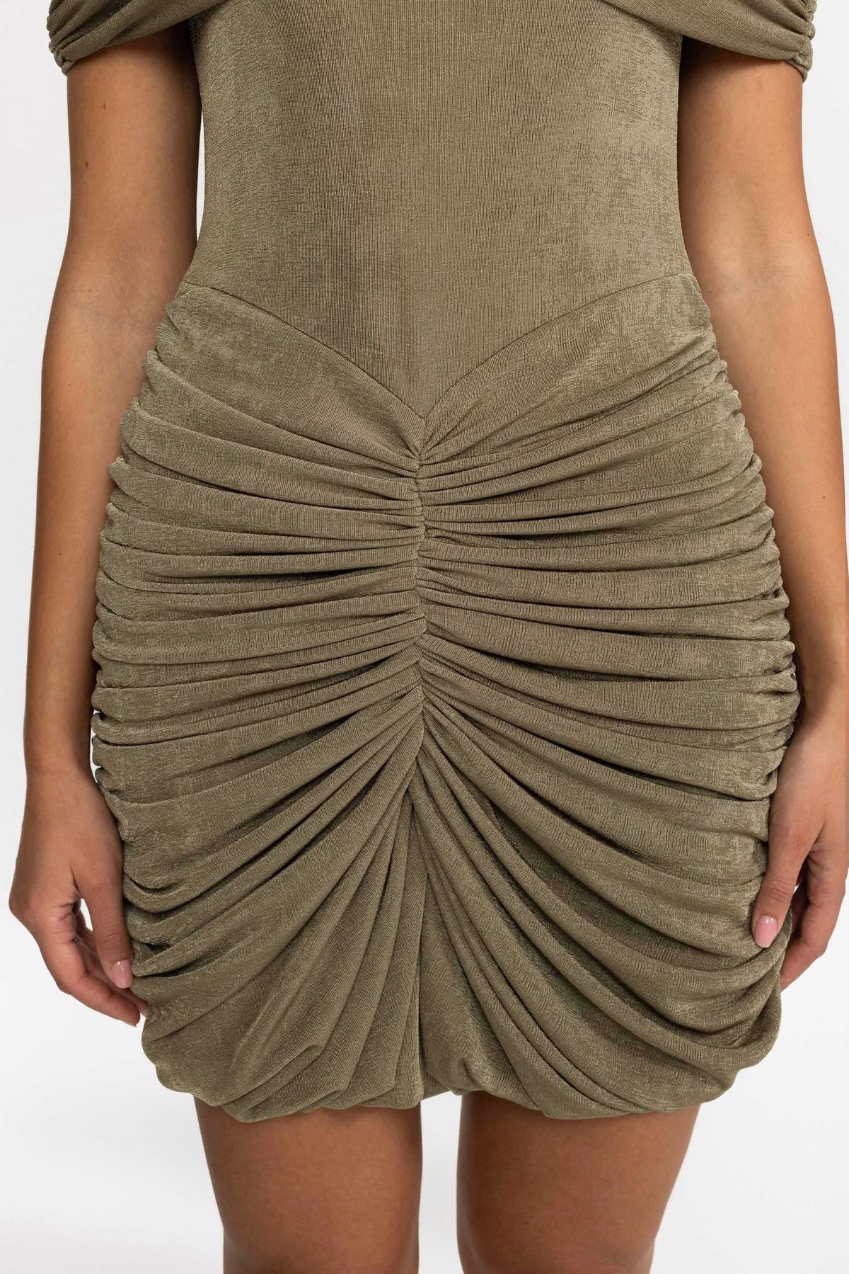 Mini-robe drapée à cape et ruchés - Olive
