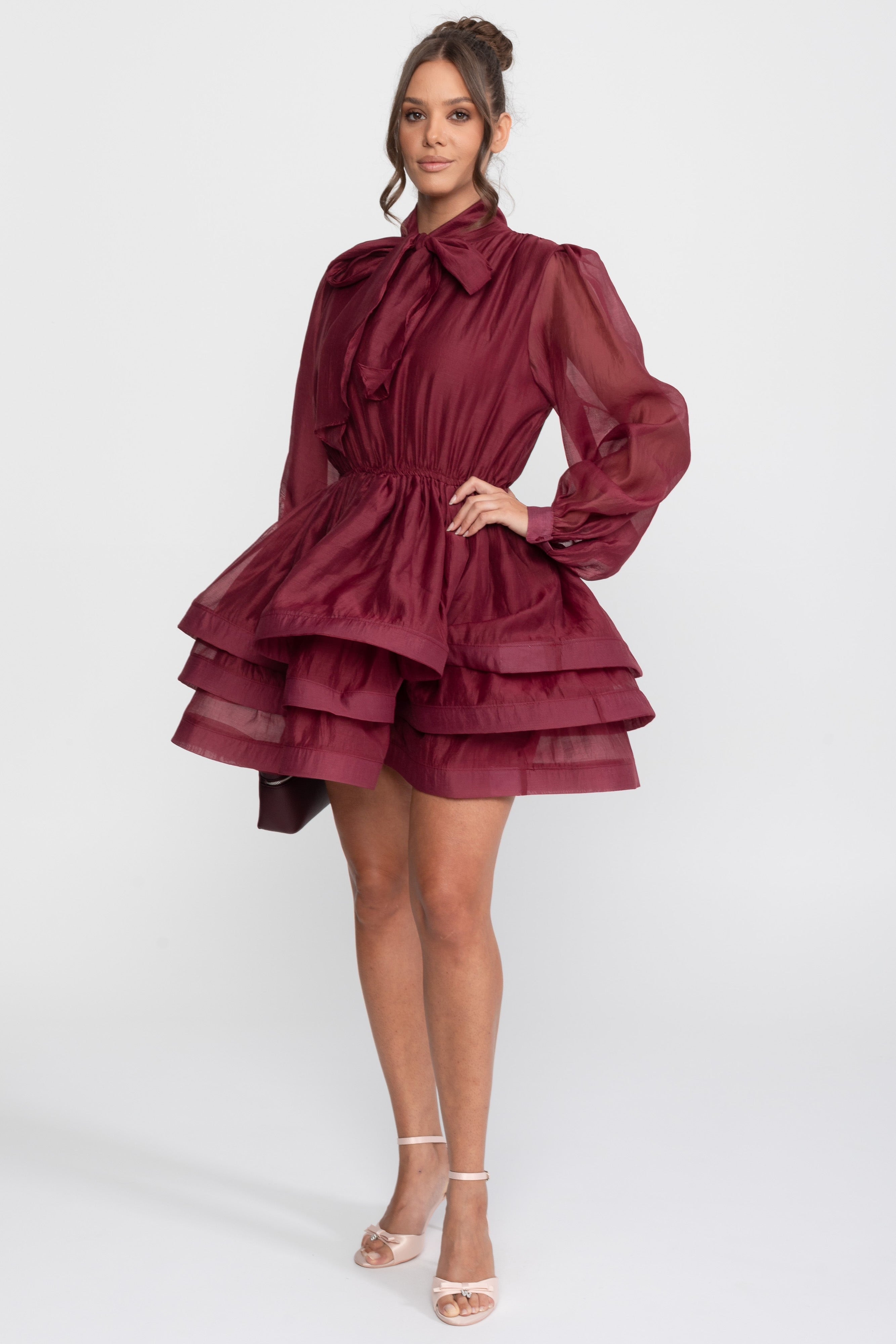 Robe mini à col montant avec manches bouffantes, jupe à volants à étages et nœud - Wine