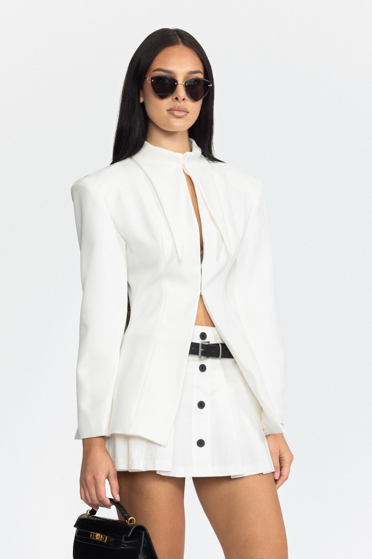 Blazer blanc à col pointu sculpté et fermeture à agrafes sur le devant
