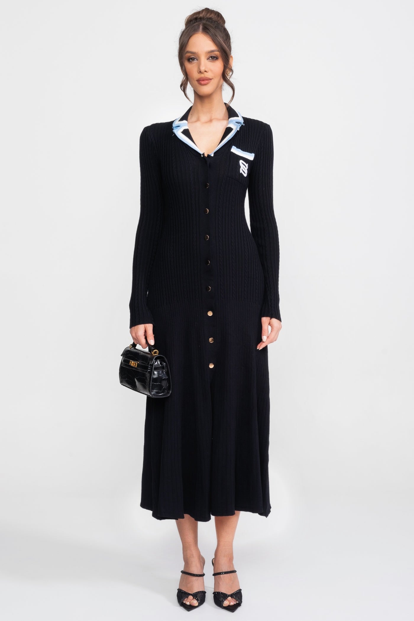 Robe midi en maille à manches longues avec col polo et écusson monogramme - Noir