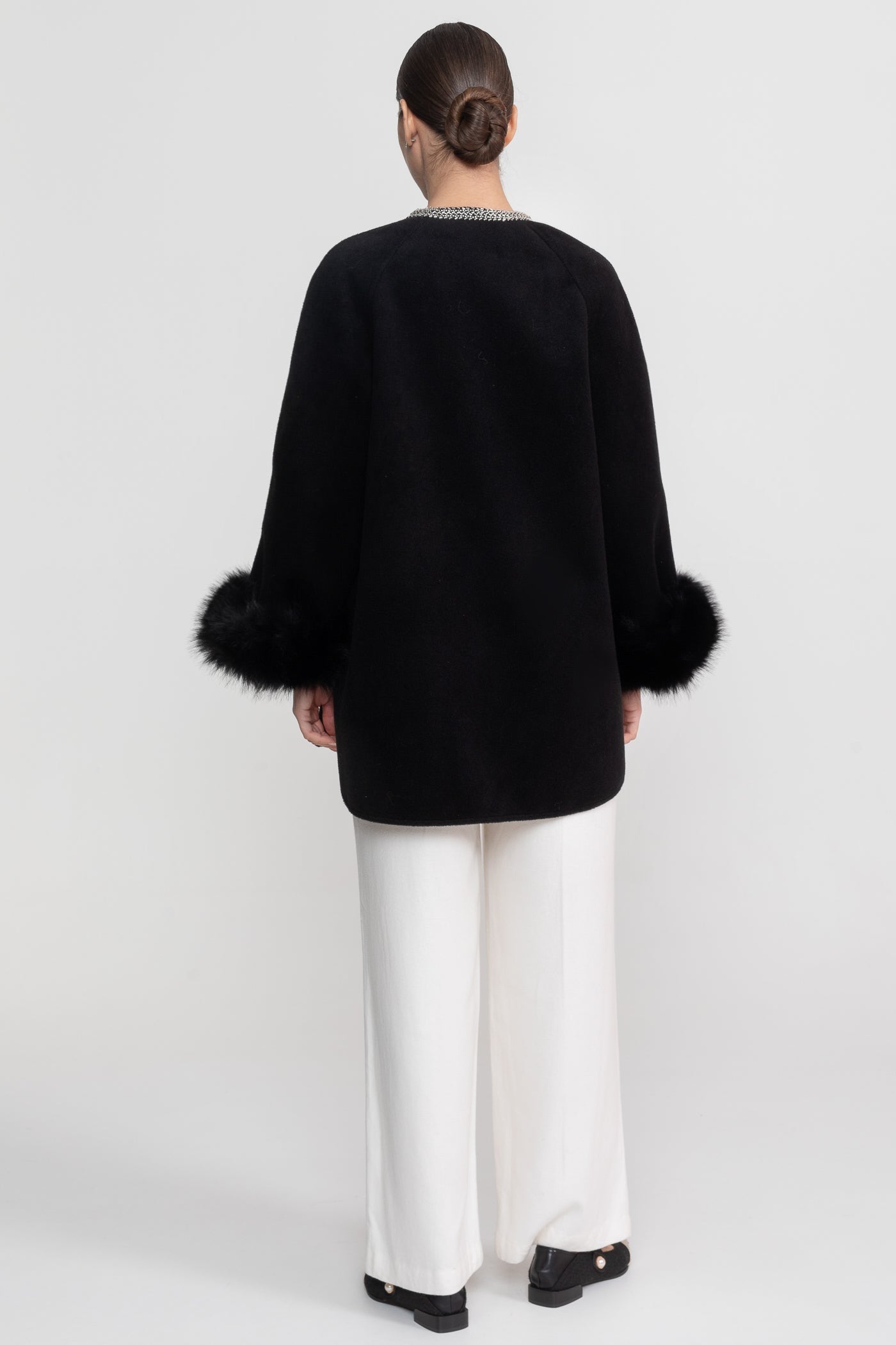 Manteau Long avec Col Orné de Perles et Poignets en Fourrure - Noir