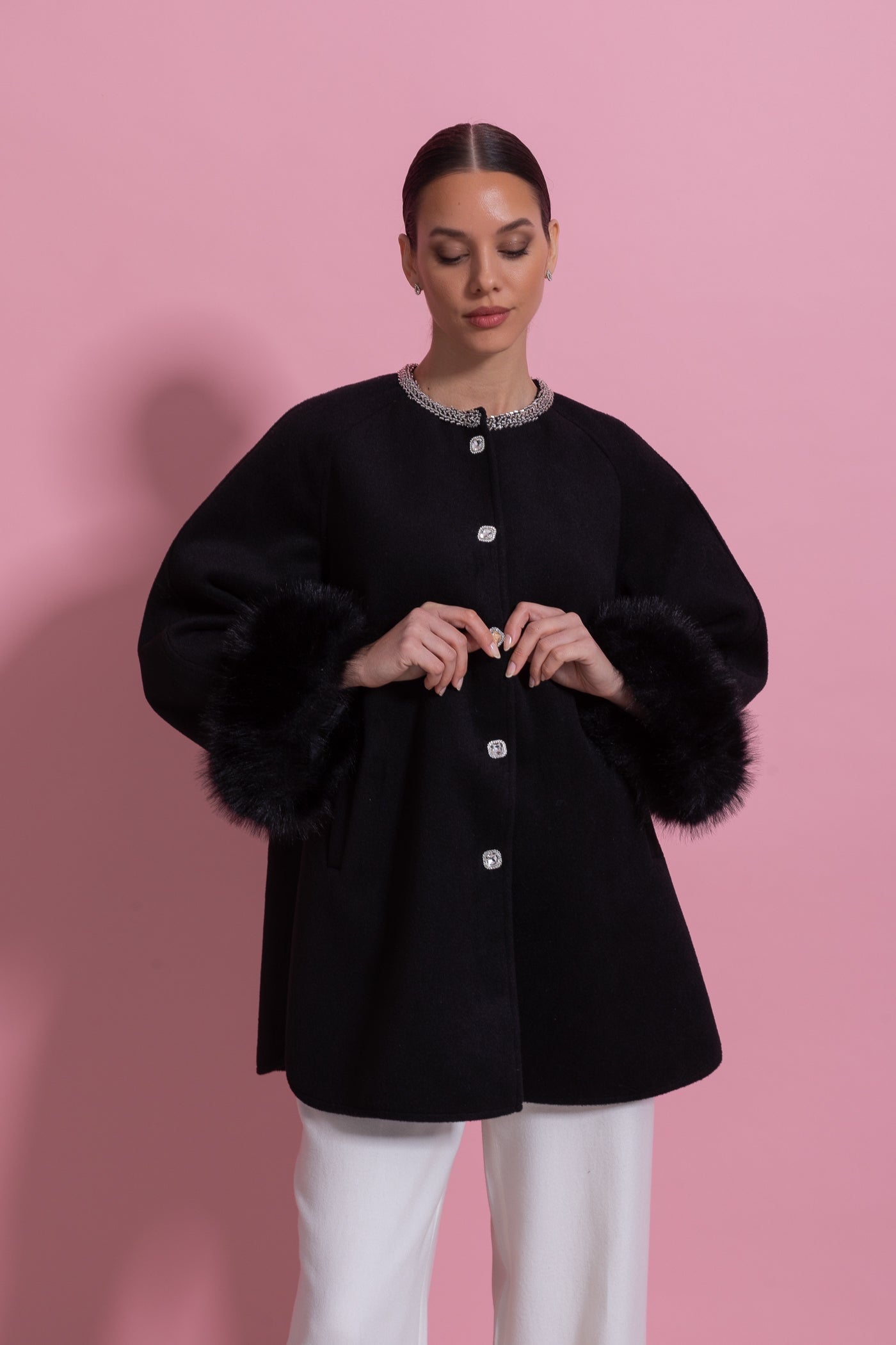 Manteau Long avec Col Orné de Perles et Poignets en Fourrure - Noir