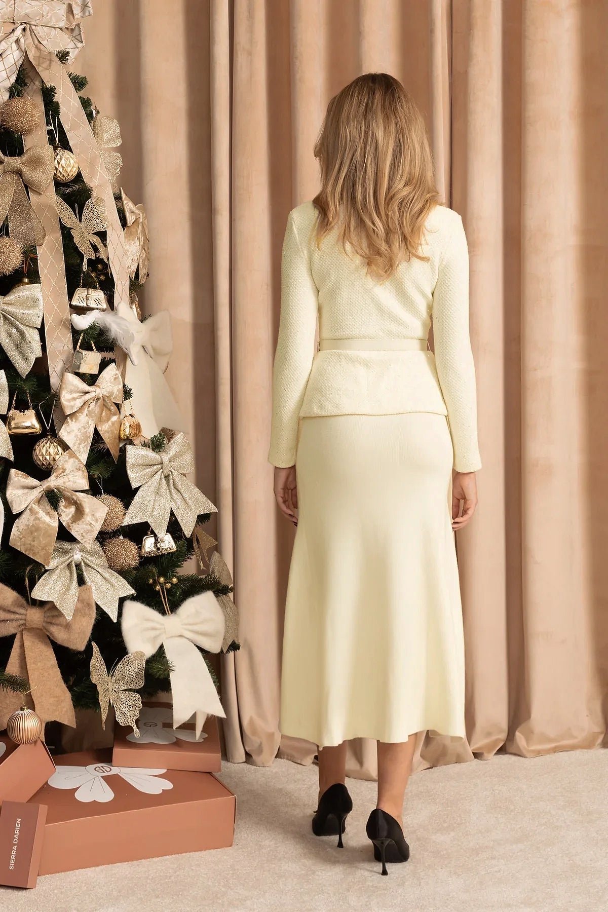 Robe midi en maille à basque en tweed – Ivoire