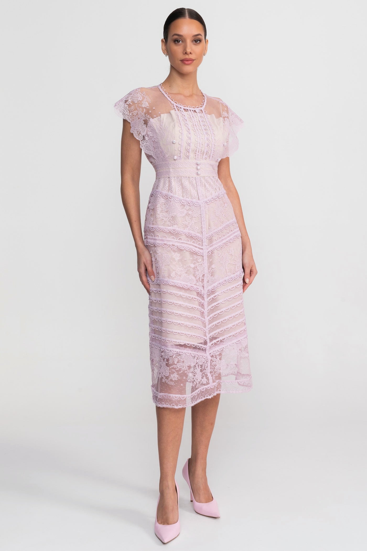 Robe midi en dentelle à manches courtes avec finitions festonnées et détail de boutons en perle - Lilac