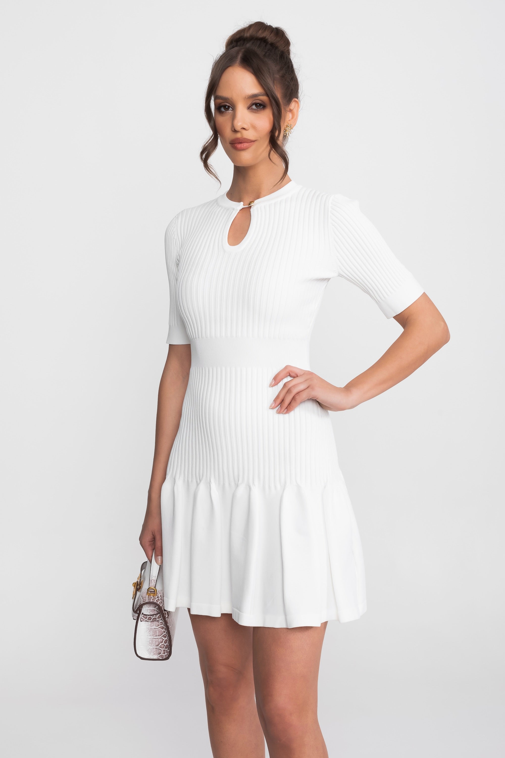 Robe Mini en Maille Côtelée avec Encolure Clé à Bouton Doré - Blanc