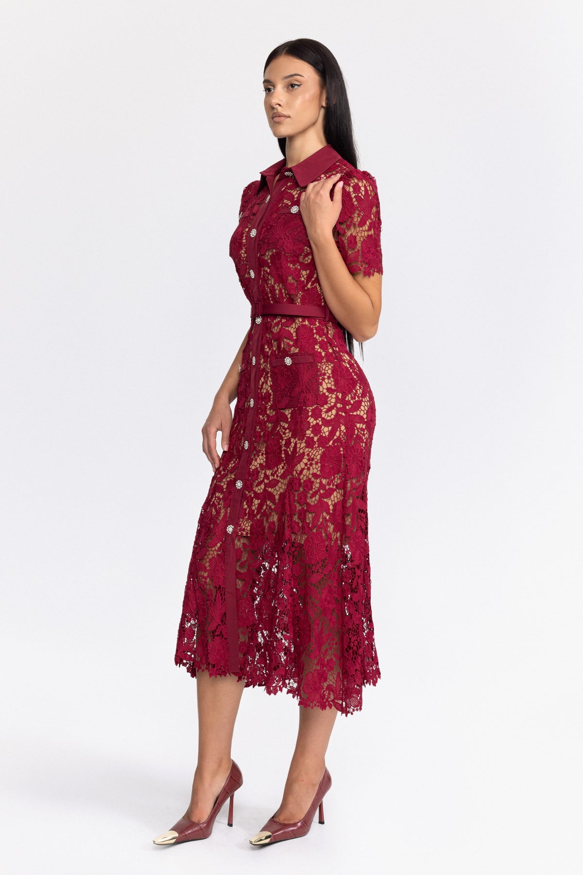 Robe chemise midi en guipure à boutons bijoux - Wine